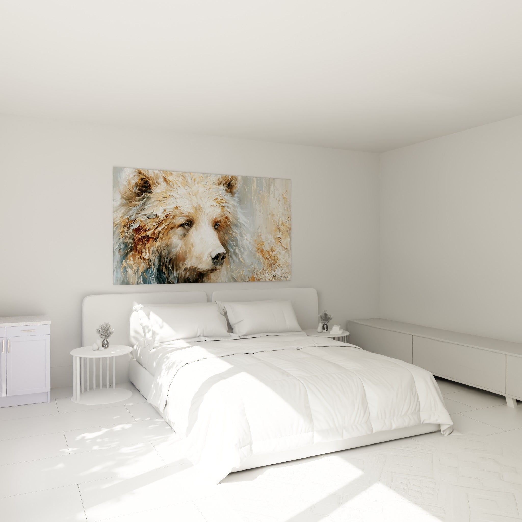 Ours brun crème et doré, museau clair, accroché au-dessus d'un lit dans une chambre claire