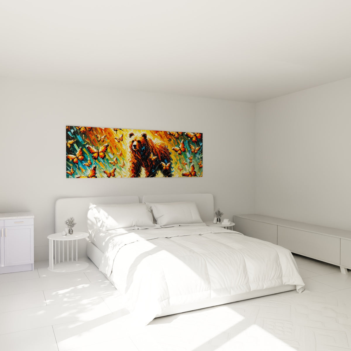 Papillons orange virevoltant autour d'un ours brun doré, accroché au-dessus d'un lit dans une chambre claire