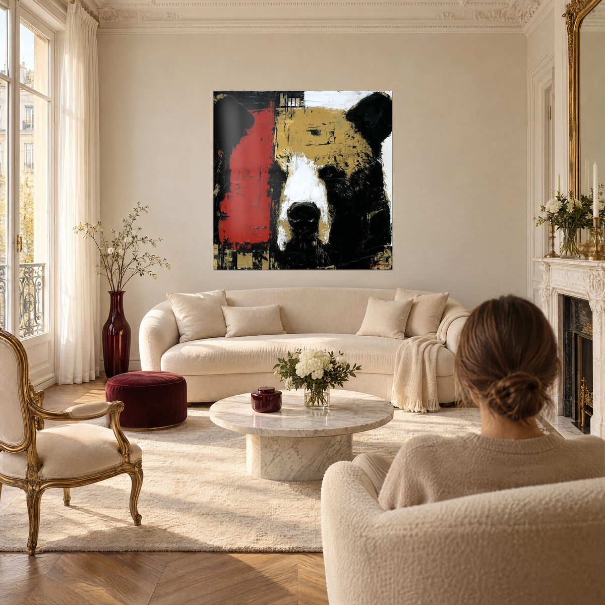 Gemälde Braunbär mit ocker- und schwarzem Fell, leuchtend roter Streifen links, über einem Sofa in einem hellen Wohnzimmer