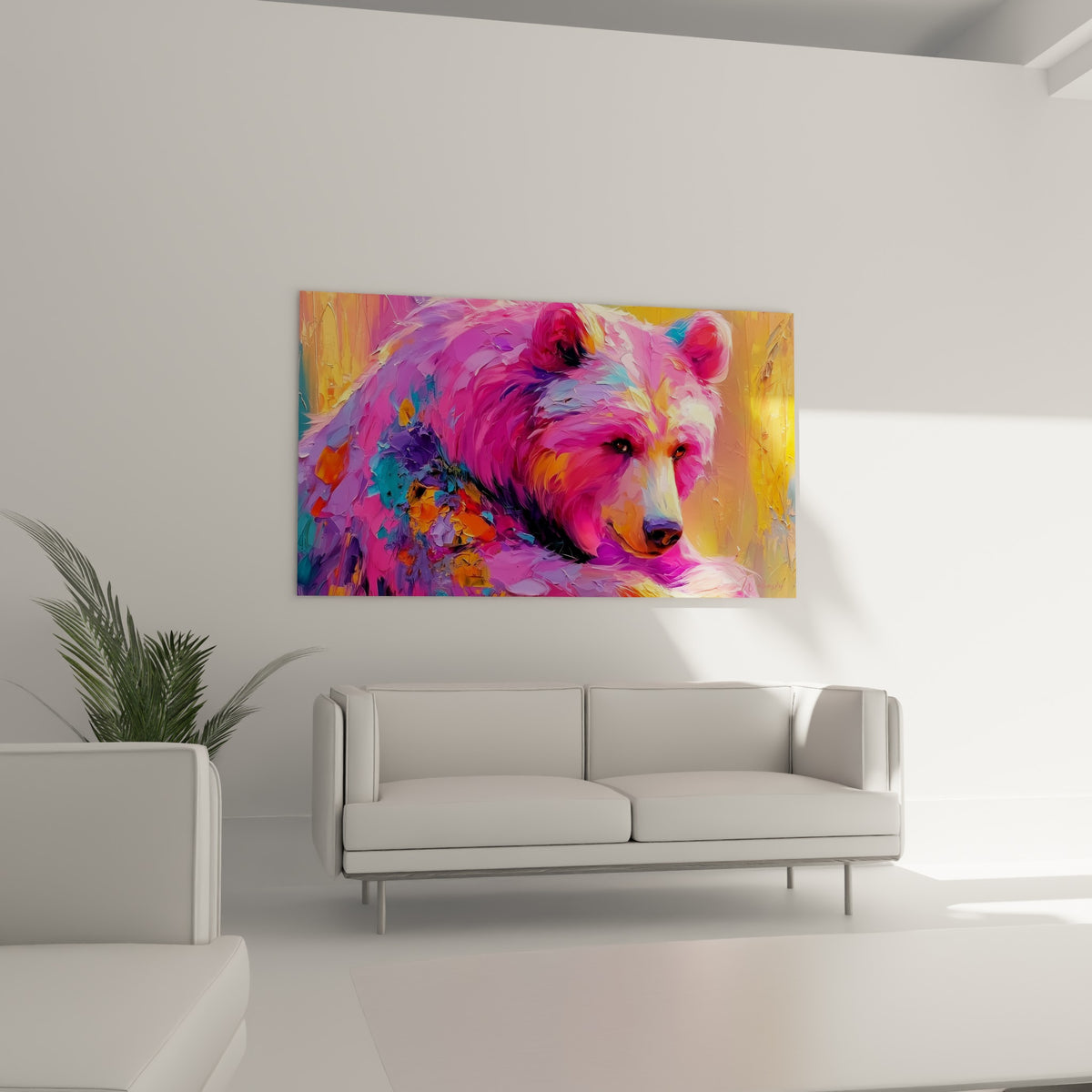 Fourrure vibrante rose et dorée, ours brun au regard apaisé accroché au-dessus d'un canapé dans un salon lumineux