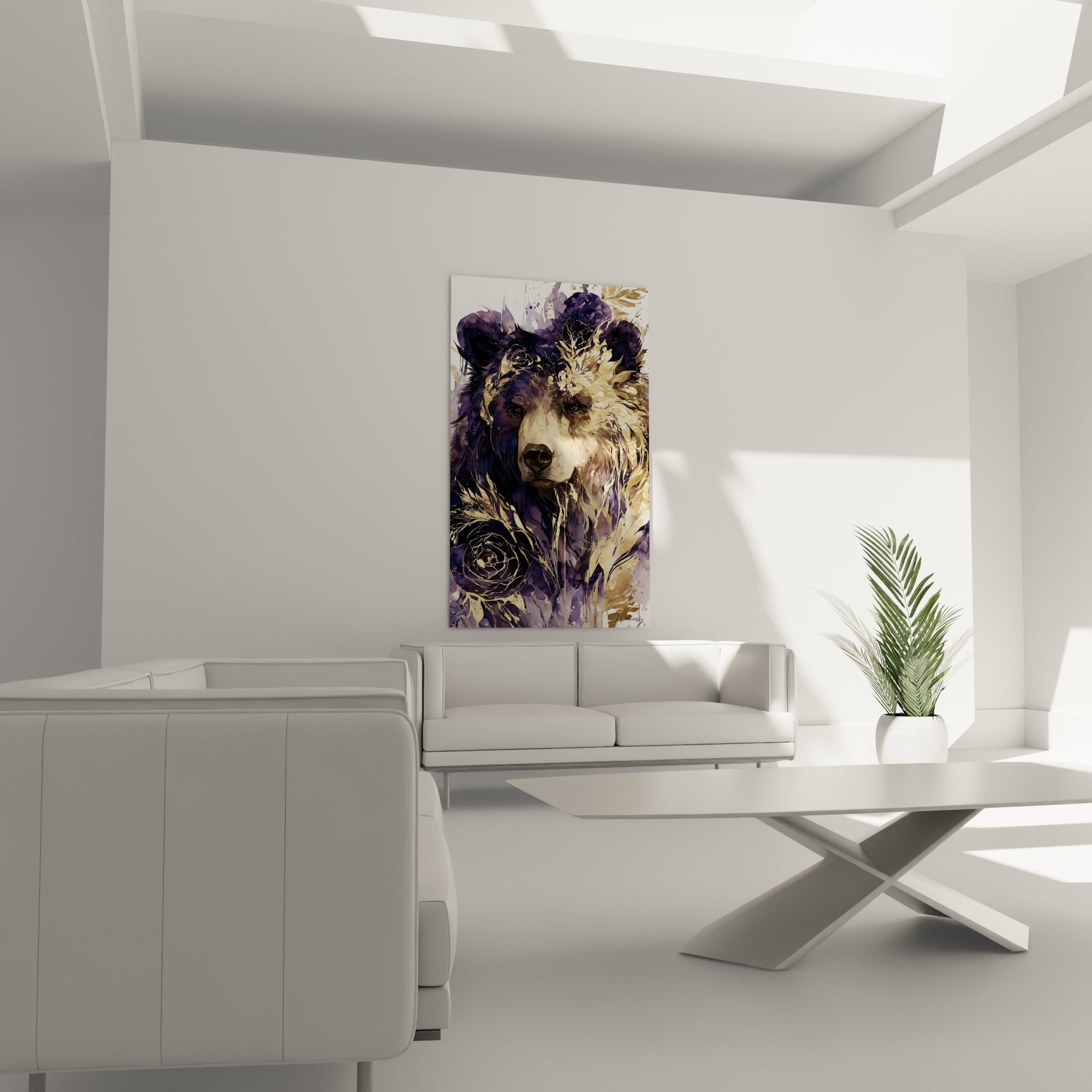 Ours brun orné de fleurs pourpres et de filets dorés placé au-dessus d'un canapé dans un salon lumineux