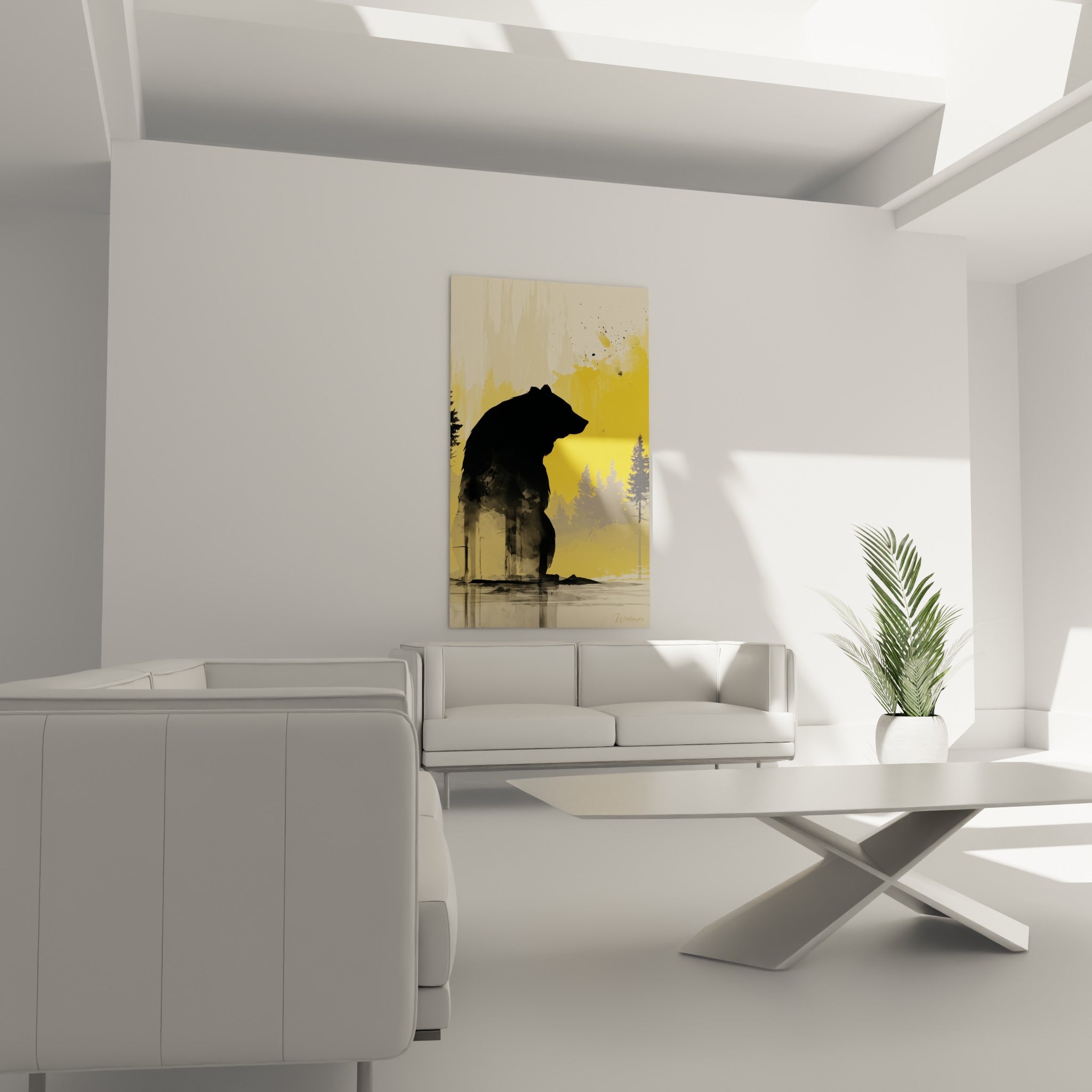 Forme animale noire de l'ours brun sur fond doré, placée au-dessus d'un canapé dans un salon lumineux