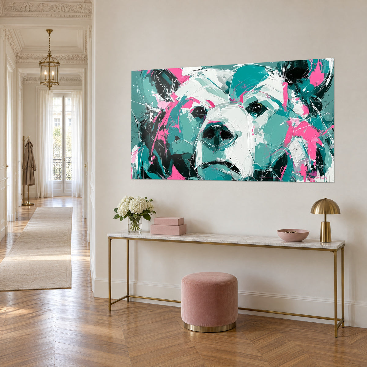 Tableau museau d'ours aux coups de couteau blancs et turquoise, touches roses, sur un mur crème au-dessus d'une console