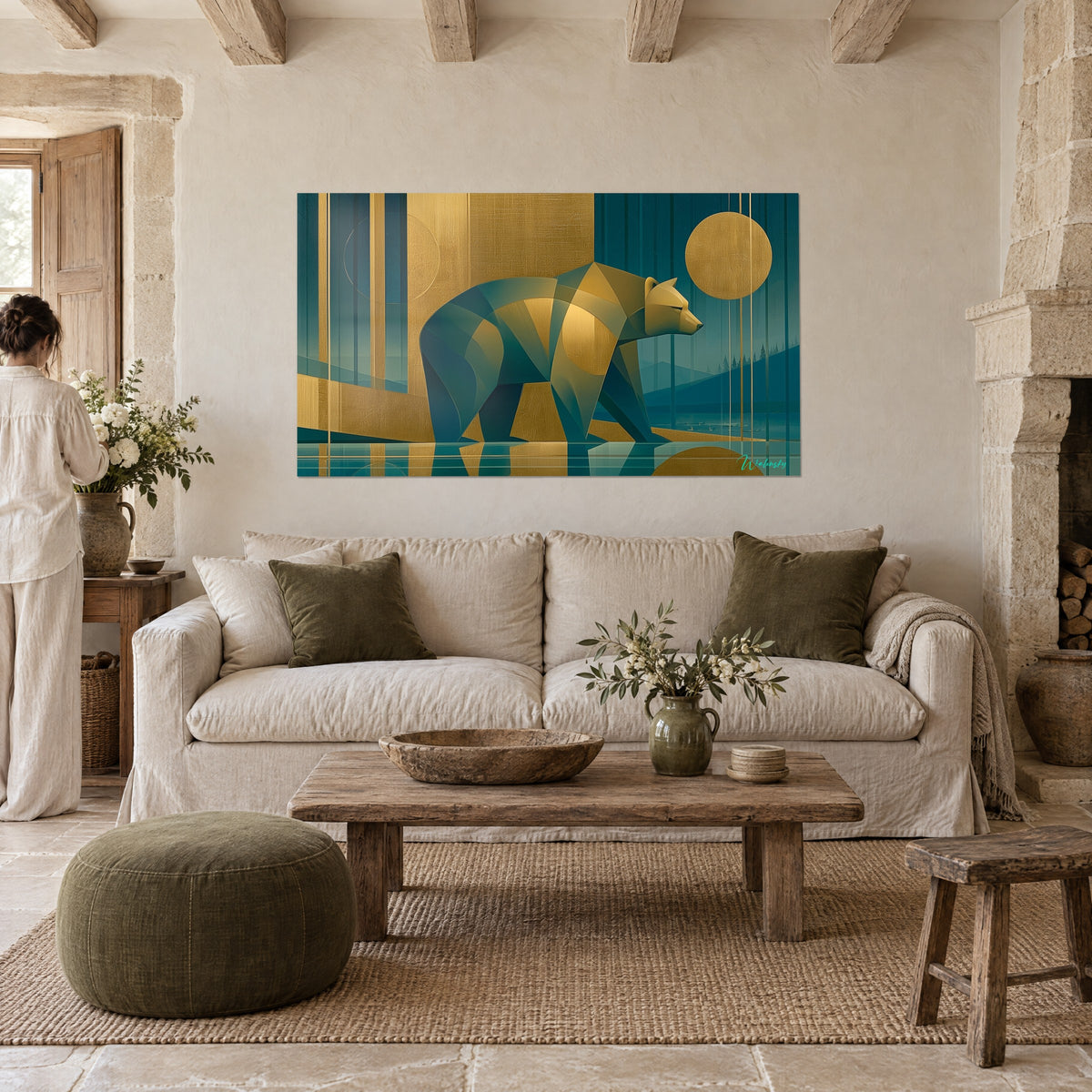 Tableau ours aux facettes bleu pétrole et or, soleil doré, au-dessus d'un canapé dans un salon lumineux