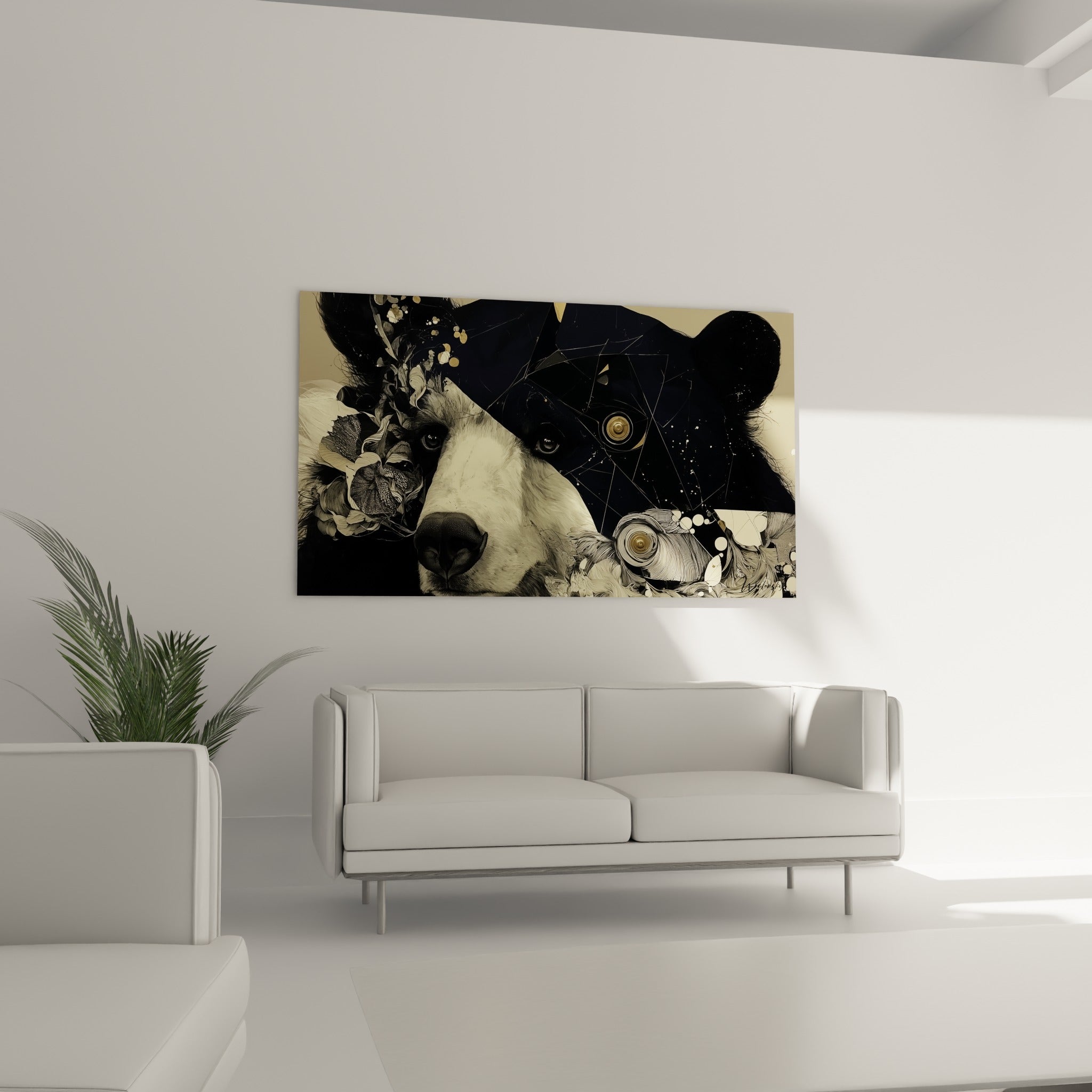 Visage fracturé de l'ours brun entre motifs floraux crème et facettes noires, au-dessus d'un canapé dans un salon lumineux