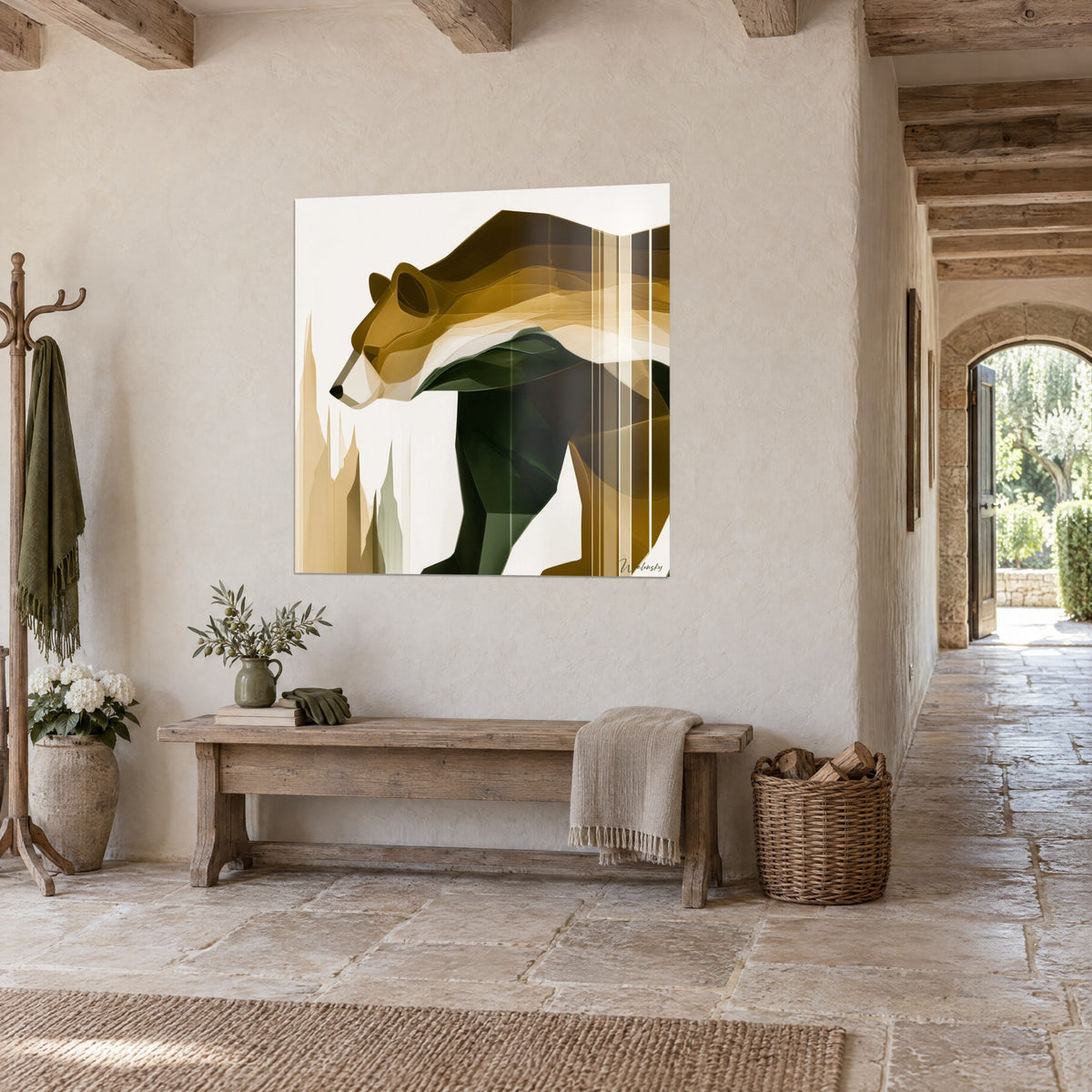 Gemälde geometrischer Bär in Gold und Waldgrün, elfenbeinfarbene Schnauze, an einer Kalkwand über einer Holzbank