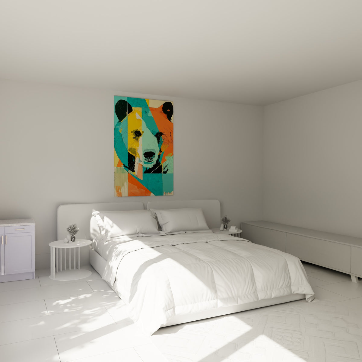 Museau d'ours brun aux facettes turquoise et orangées, accroché au-dessus d'un lit dans une chambre claire