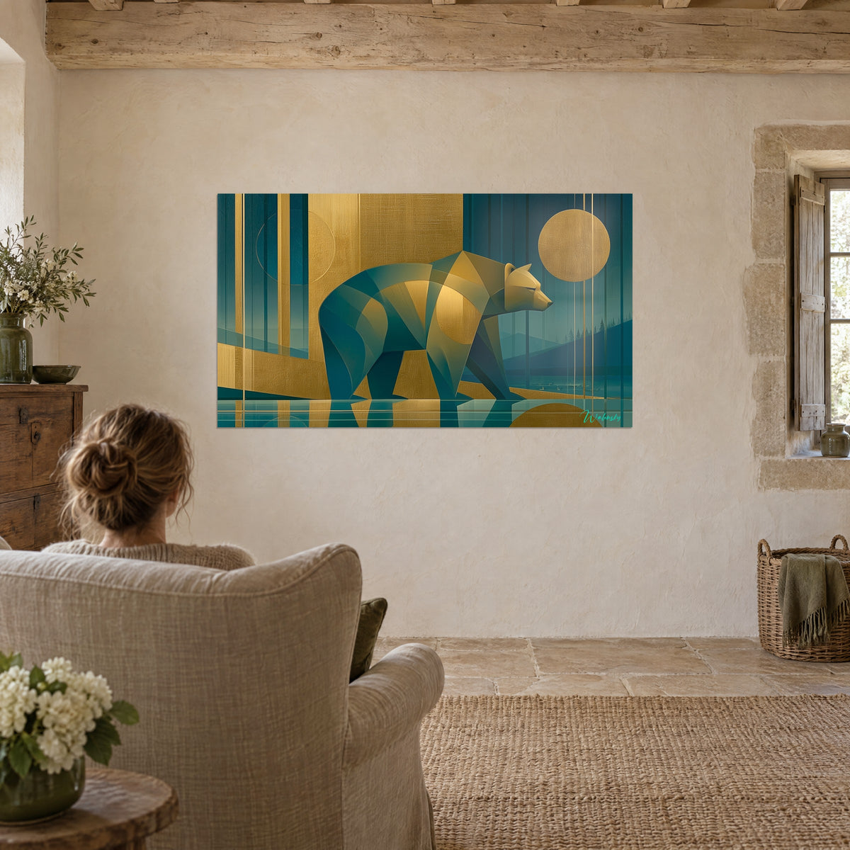Tableau fauve marchant en polygones bleu pétrole et or, sapins au loin, face à un fauteuil en lin beige