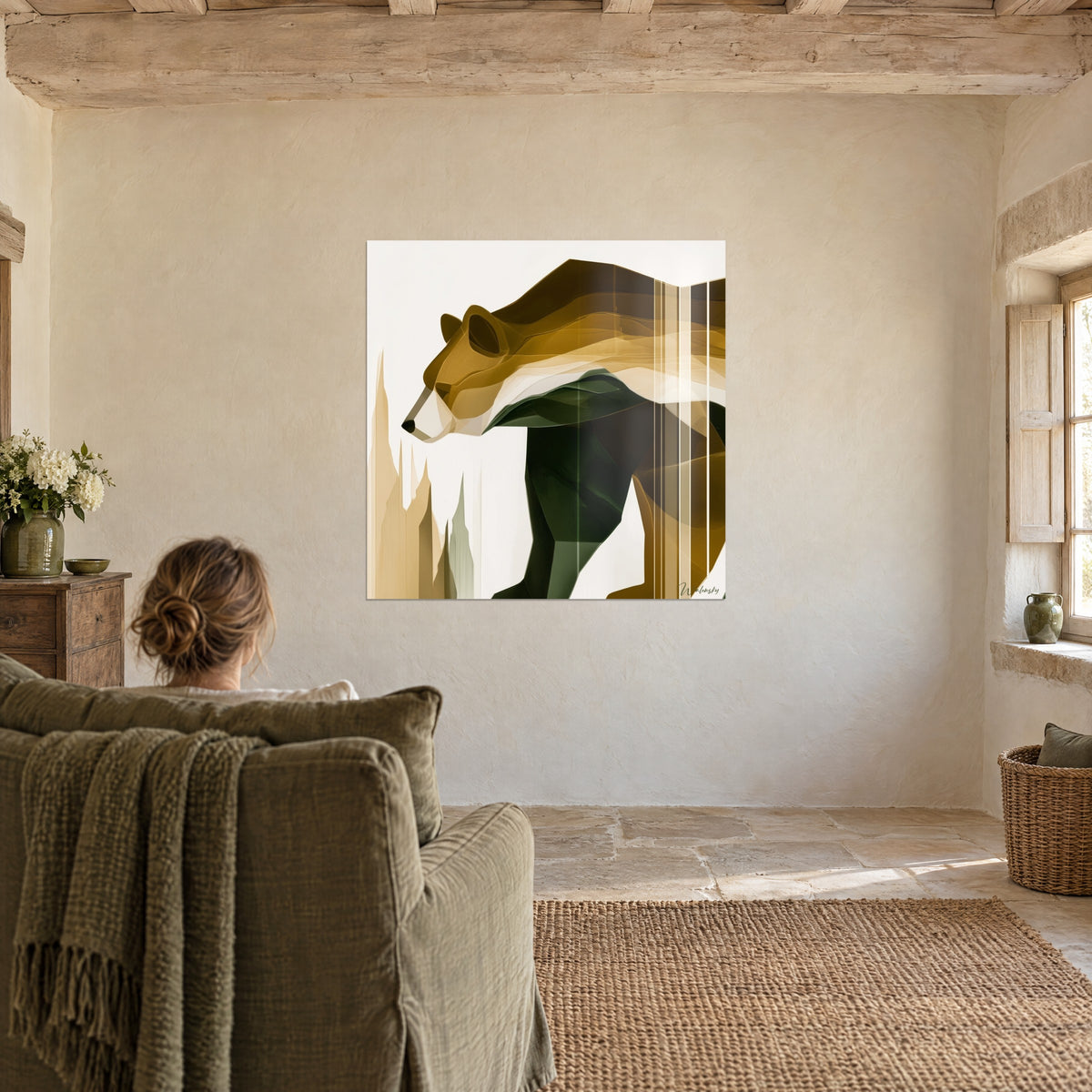 Schilderij bruin roofdier in gelaagde honing- en flessengroene vlakken, tegenover een vrouw zittend in een fauteuil, lichtstenen muur