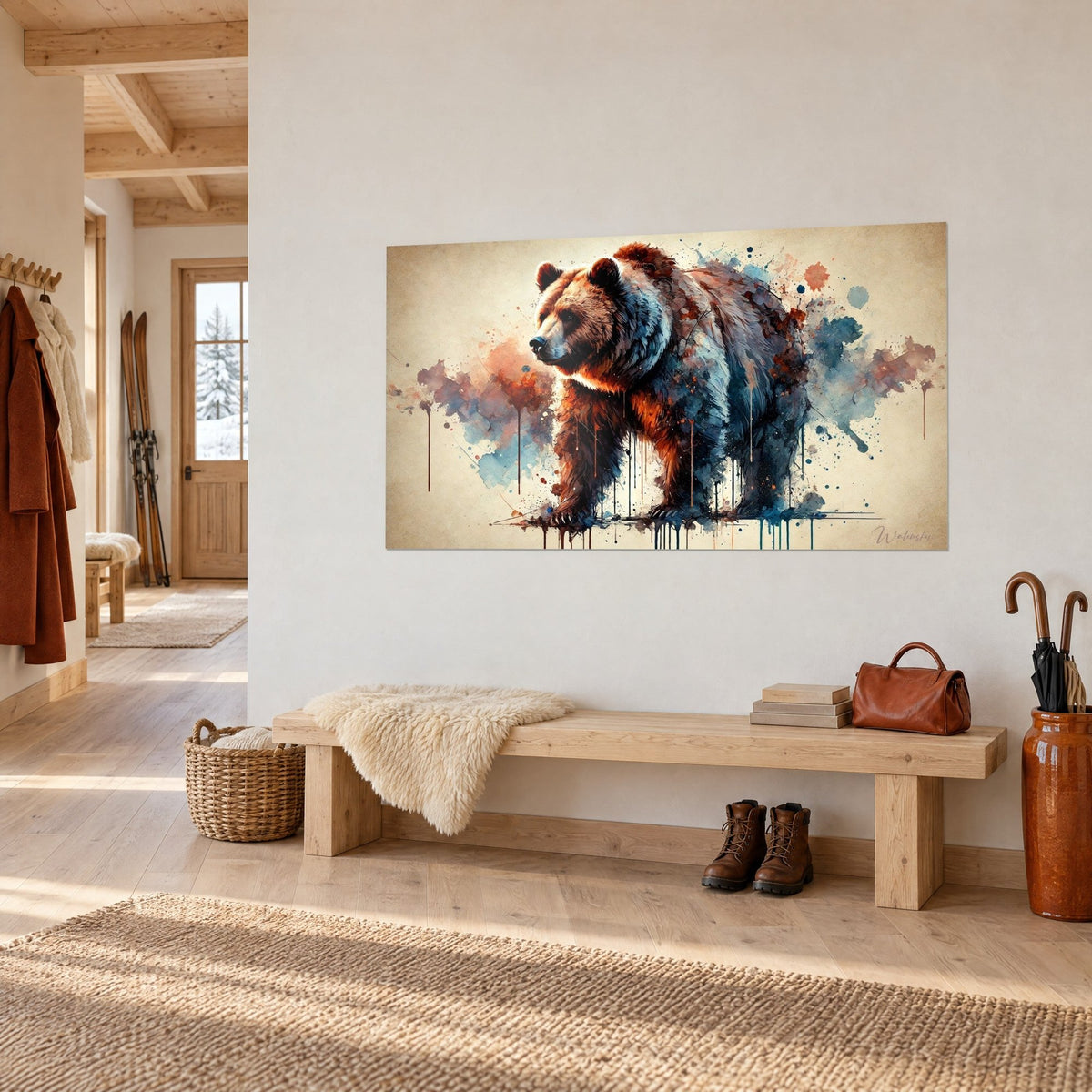 Schilderij van een bruine beer die in profiel loopt, middernachtblauwe en gebrand oranje spatten op crèmekleurige achtergrond, gehangen in de hal van een chalet