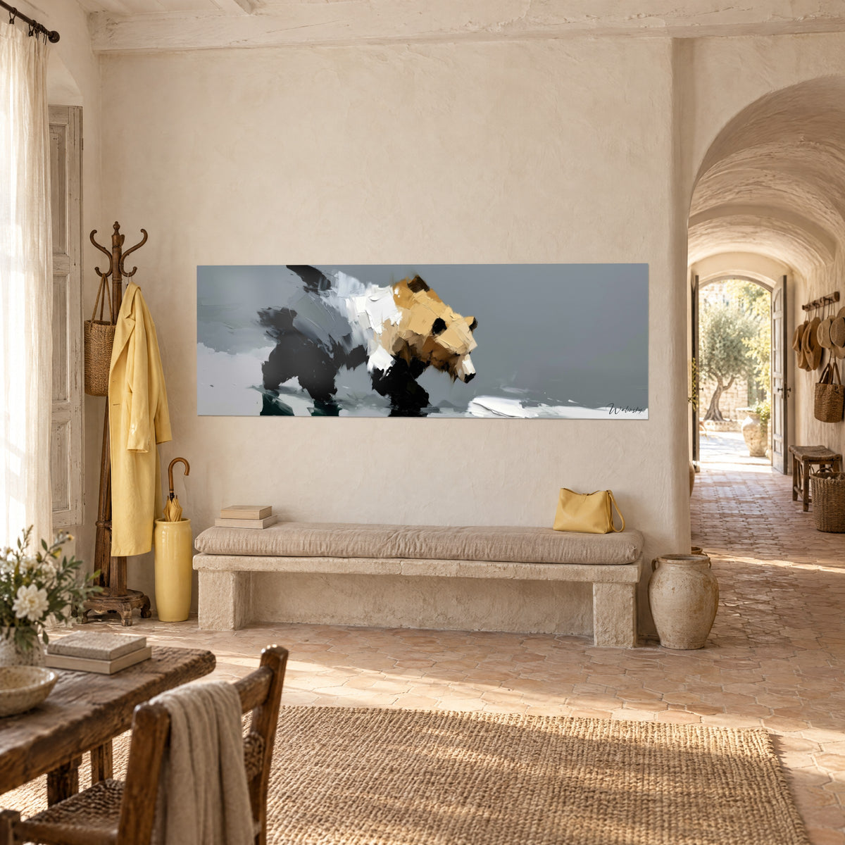 Cuadro de un oso grizzly de pelaje dorado y negro, toques de espátula gris perla, sobre una pared color crema de un pasillo abovedado provenzal