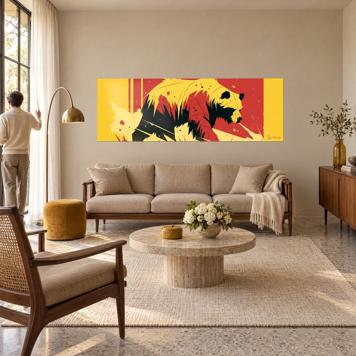 Quadro orso bruno in cammino, pelliccia giallo limone e rosso vermiglione esploso, visto di spalle da un uomo sopra un divano in un soggiorno luminoso