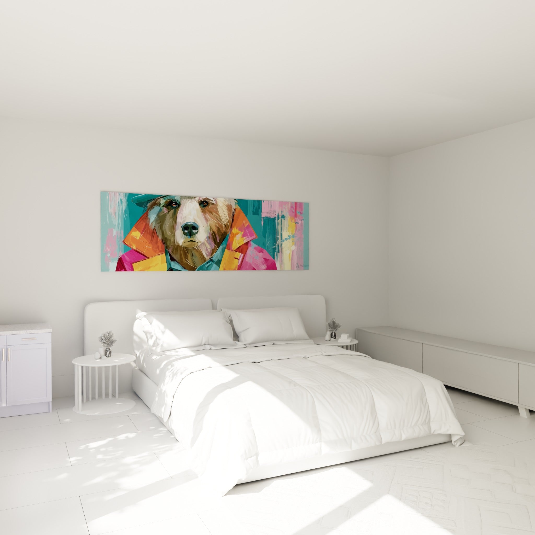 Portrait d'ours brun en veste fauve et rose accroché au-dessus d'un lit dans une chambre claire