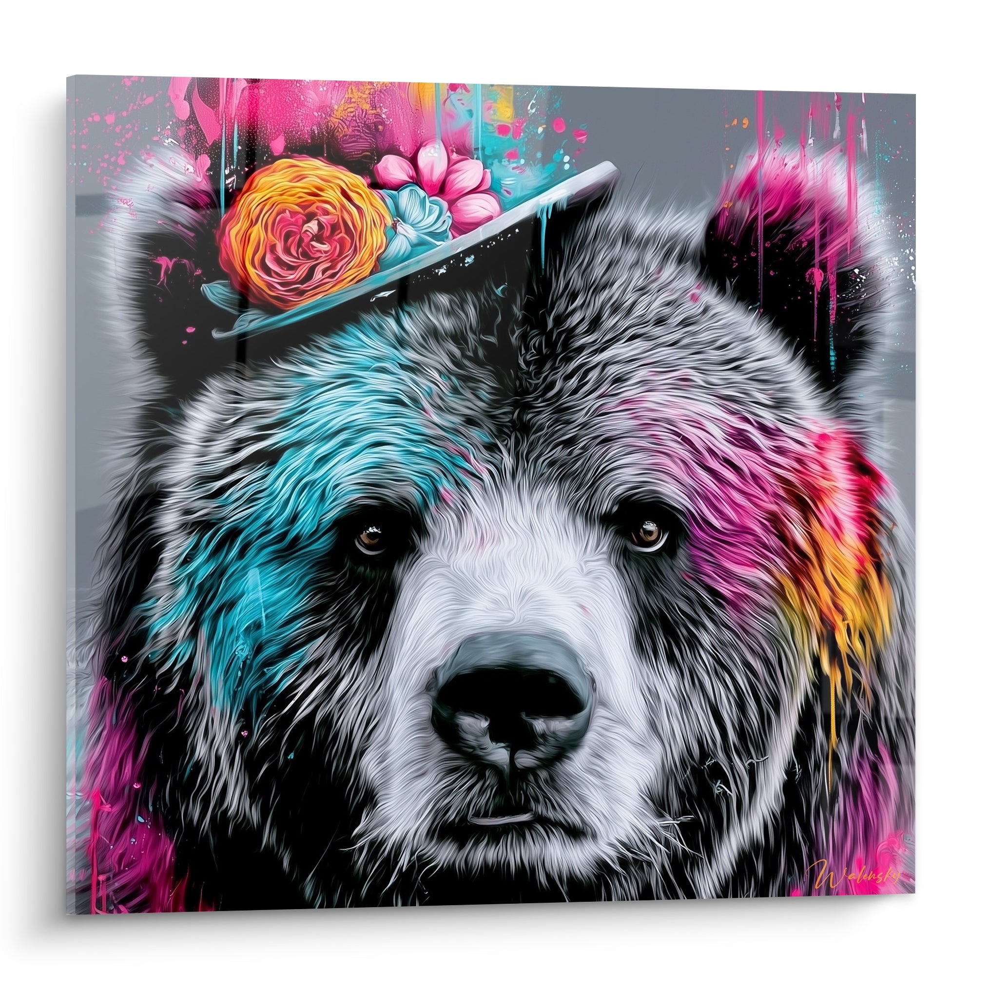 Ours brun au pelage anthracite et blanc, couronné de fleurs roses et turquoise, museau noir intense