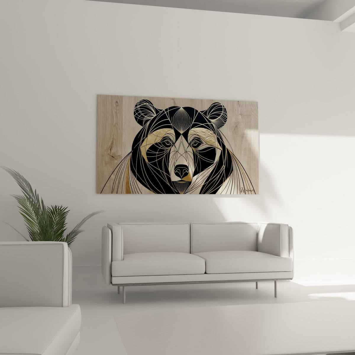 Motif d'ours brun géométrique aux tons noir et or, suspendu au-dessus d'un canapé dans un salon lumineux