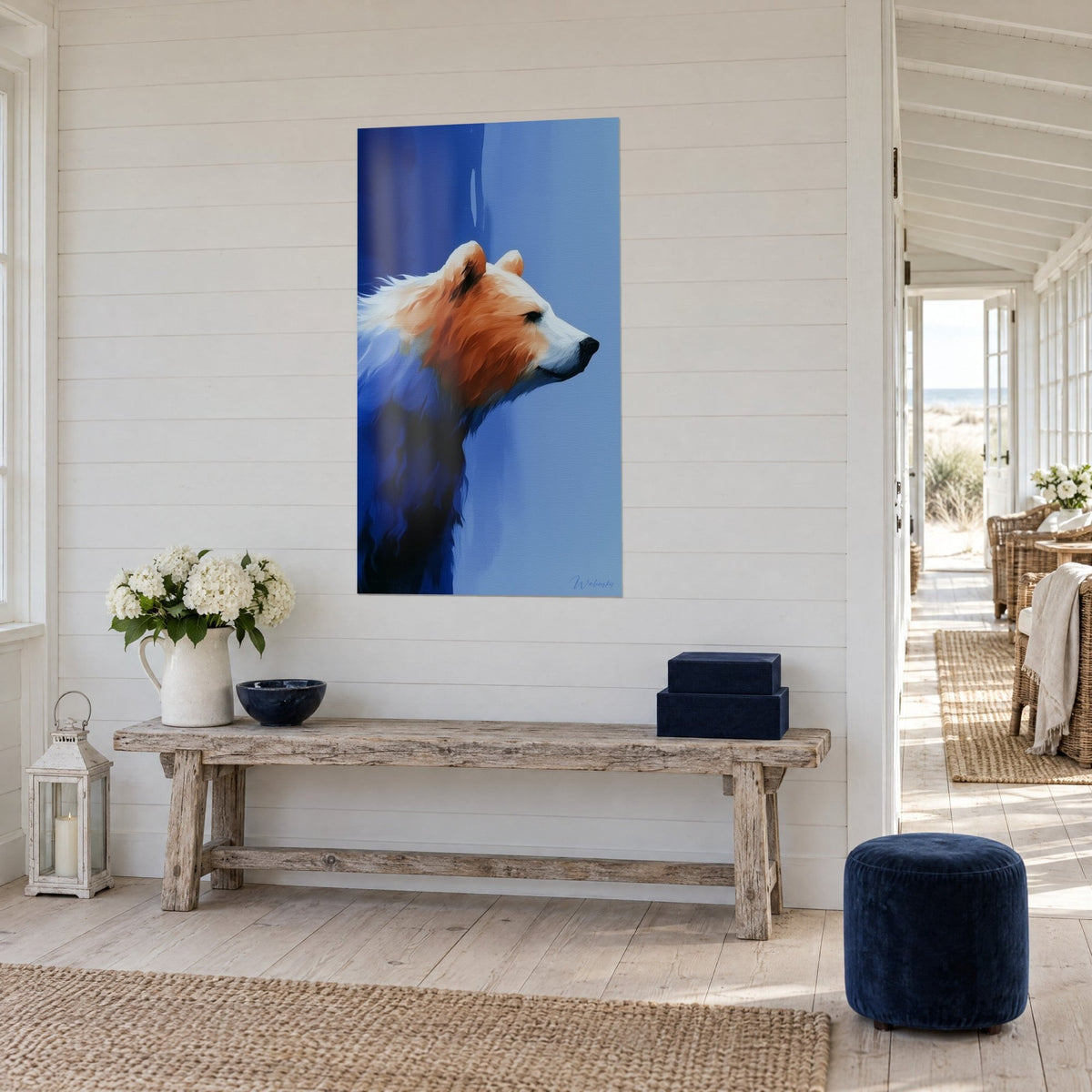 Quadro orso con lo sguardo rivolto a destra, pelo arancio ramato su sfondo blu oltremare, accanto a una console in legno
