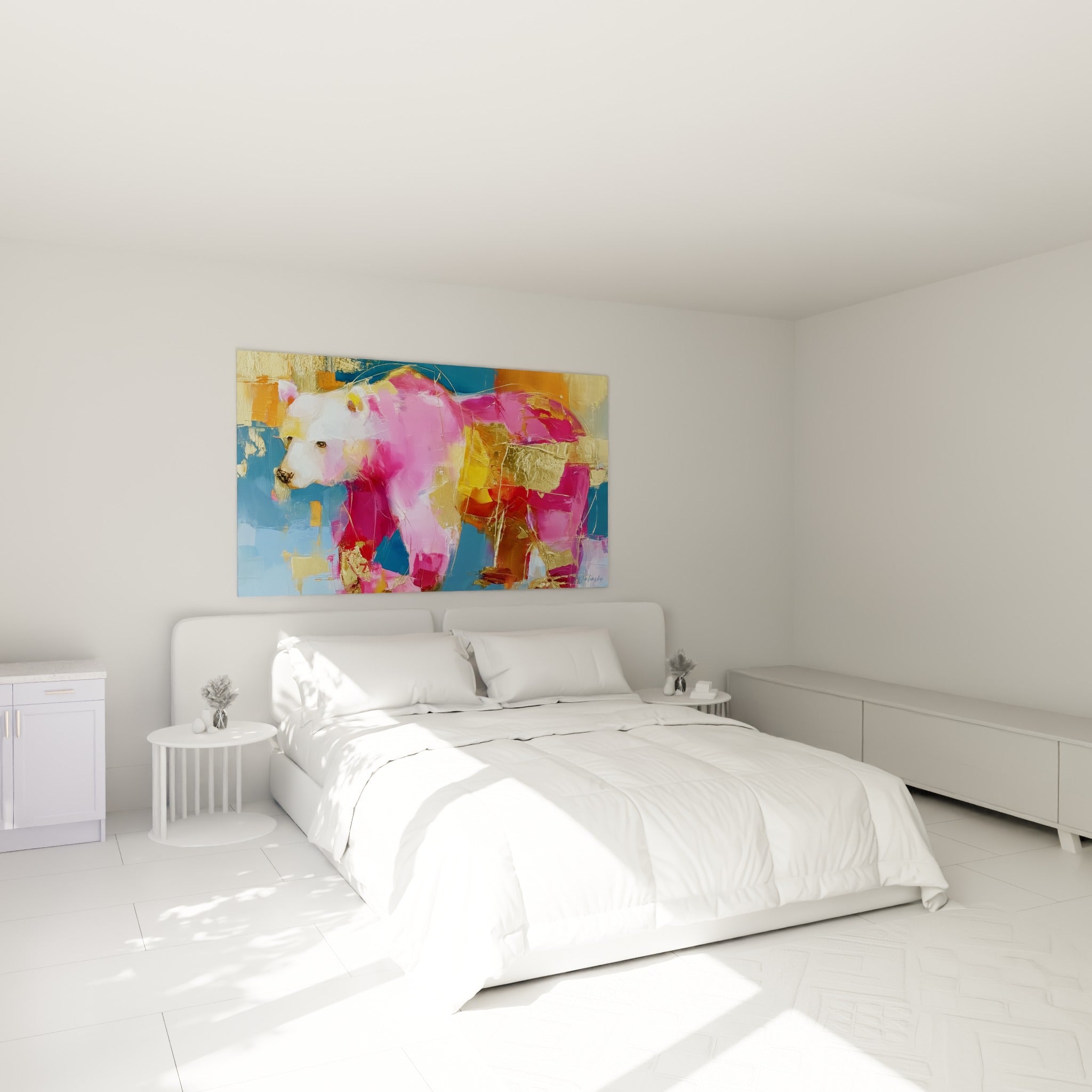 Ours brun rose et or peint au couteau, accroché au-dessus d'un lit dans une chambre claire
