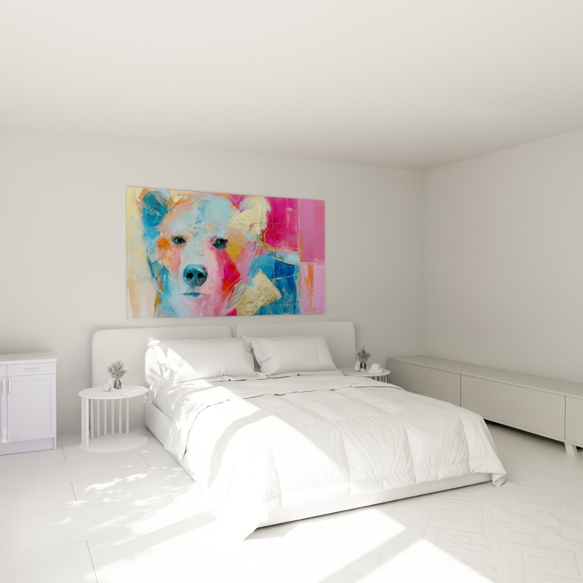 Museau noir de l'ours brun sur fond rose et bleu, accroché au-dessus d'un lit dans une chambre claire.