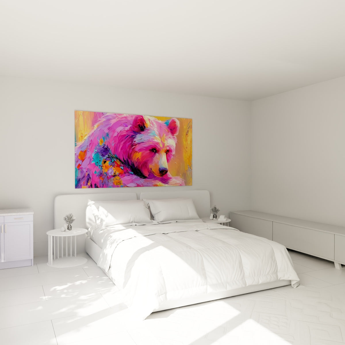 Animal massif aux couleurs fuchsia et turquoise, ours brun allongé au-dessus d'un lit dans une chambre claire
