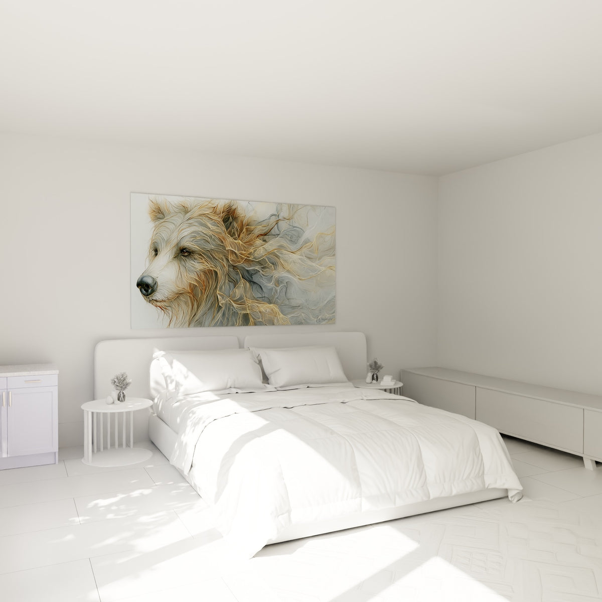Portrait d'ours brun doré et anthracite, museau sombre, au-dessus d'un lit dans une chambre claire