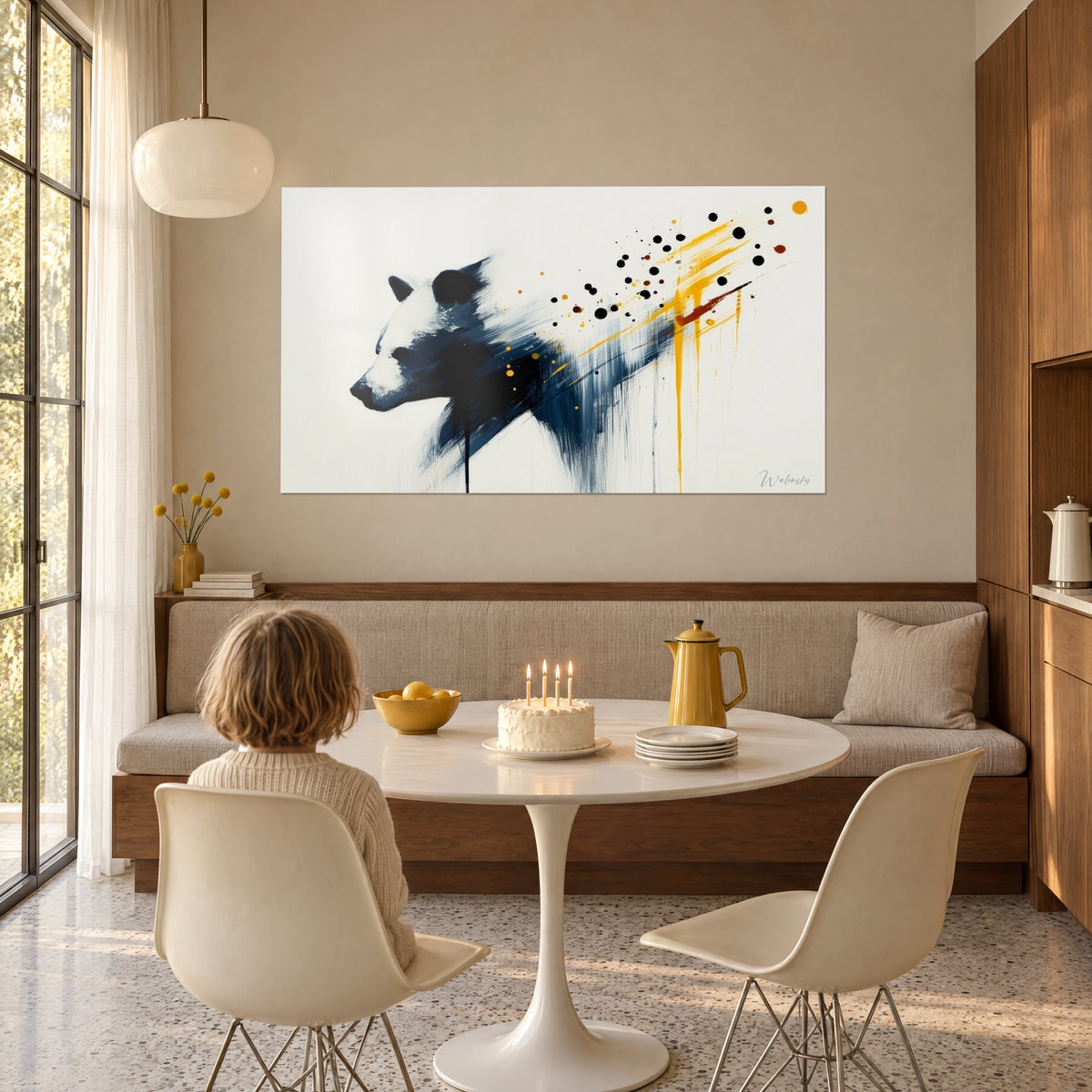 Quadro orso stilizzato con striature blu navy e dorate, macchie color ruggine sparse, sfondo crema, di fronte a un bambino seduto a tavola davanti a una torta