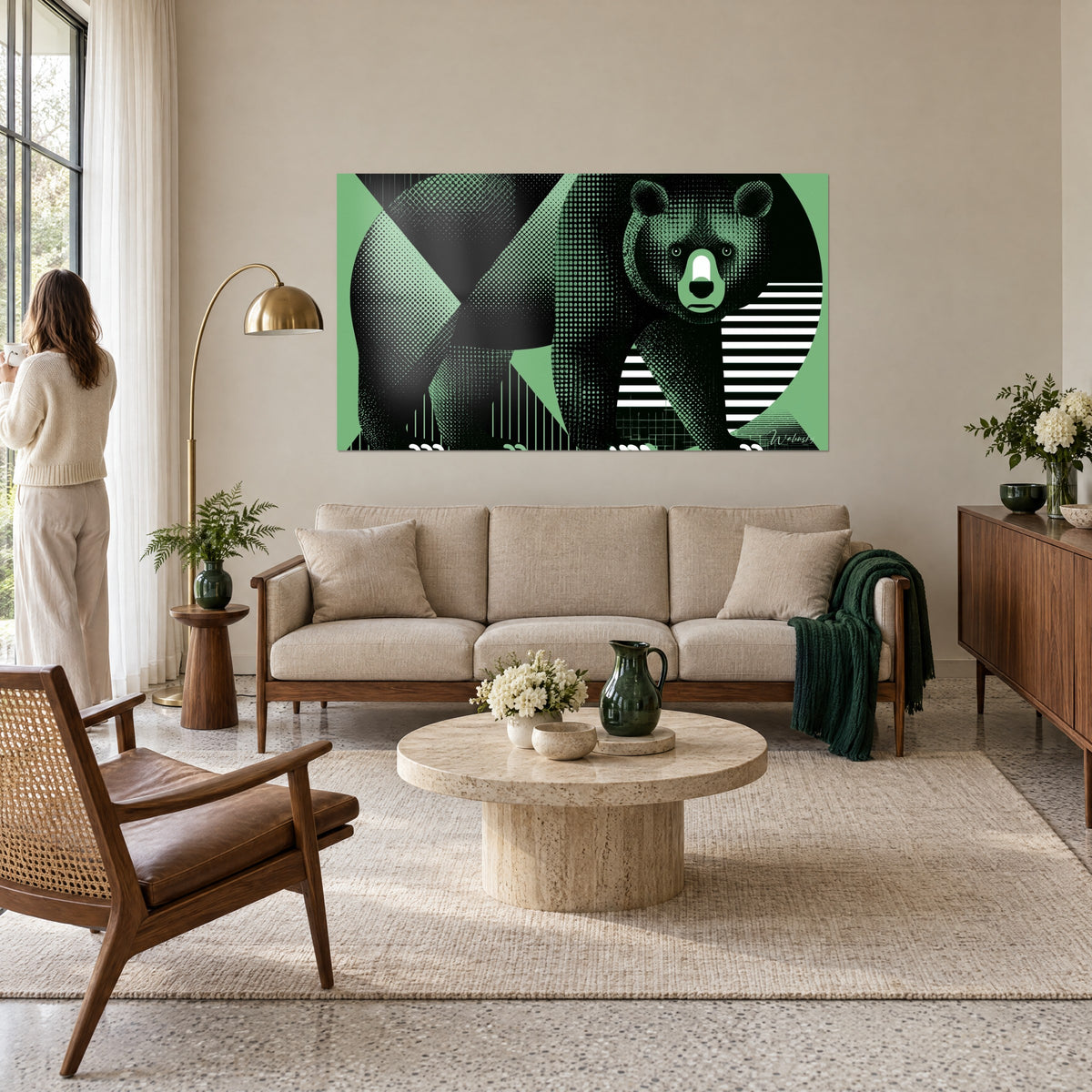 Cuadro oso gráfico en semitonos negros sobre fondo verde menta, rayas blancas, encima de un sofá en un salón luminoso