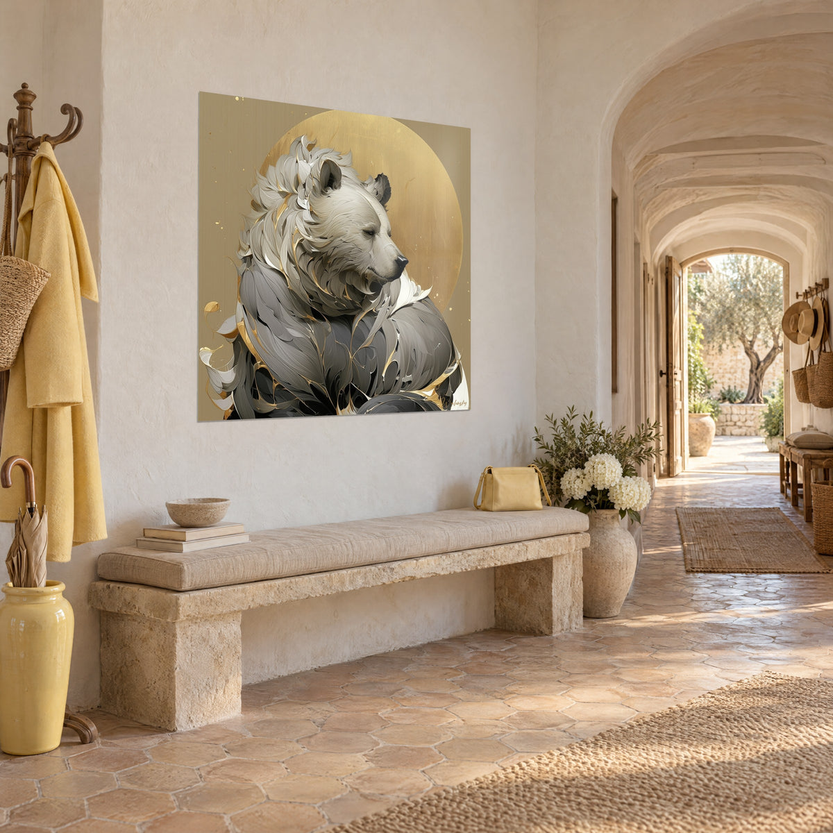 Tableau grizzly en coups de pinceau gris et crème sur fond sable, vu de trois quarts dans un couloir voûté du mas provençal