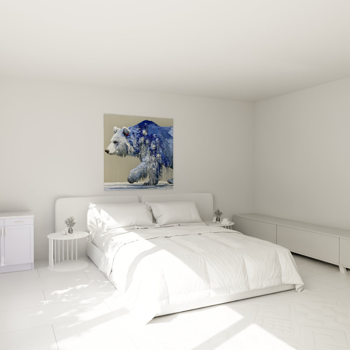 Silhouette d'ours brun bleu marine et gris perle, accrochée au-dessus d'un lit dans une chambre claire
