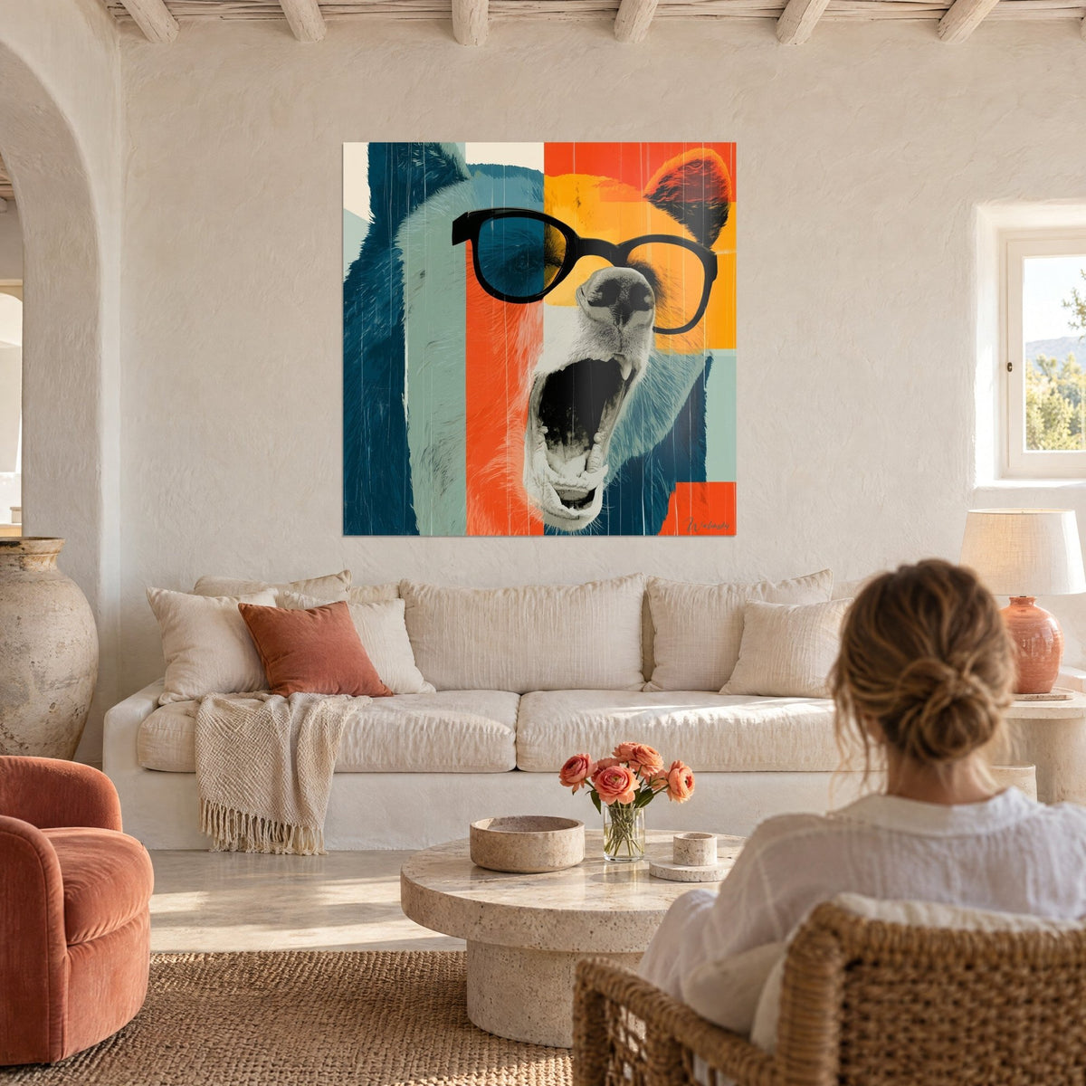 Gemälde Grizzlybär mit schwarzer Sonnenbrille, weit geöffnetes Maul, Blöcke in Entenblau und leuchtendem Orange, über einem Sofa in einem hellen Wohnzimmer