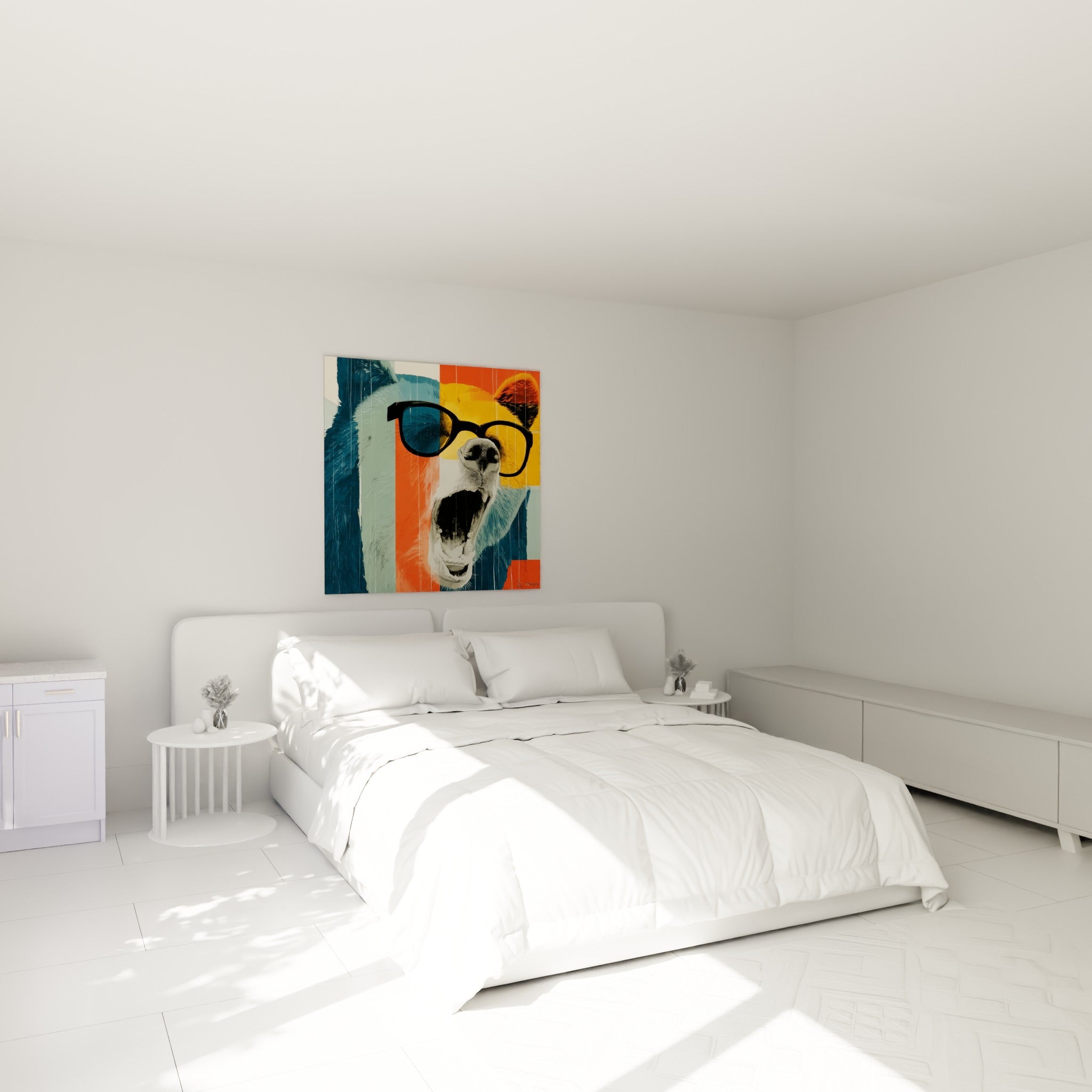 Museau d'ours brun aux lunettes noires et fond jaune moutarde, accroché au-dessus d'un lit dans une chambre claire