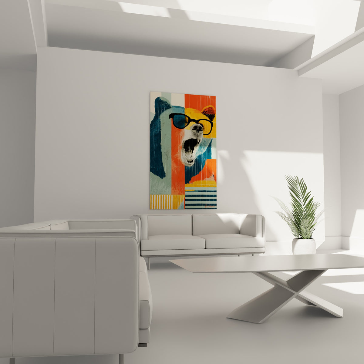 Museau d'ours ouvert et lunettes noires sur fond jaune et bleu marine éclatant, au-dessus d'un canapé dans un salon lumineux
