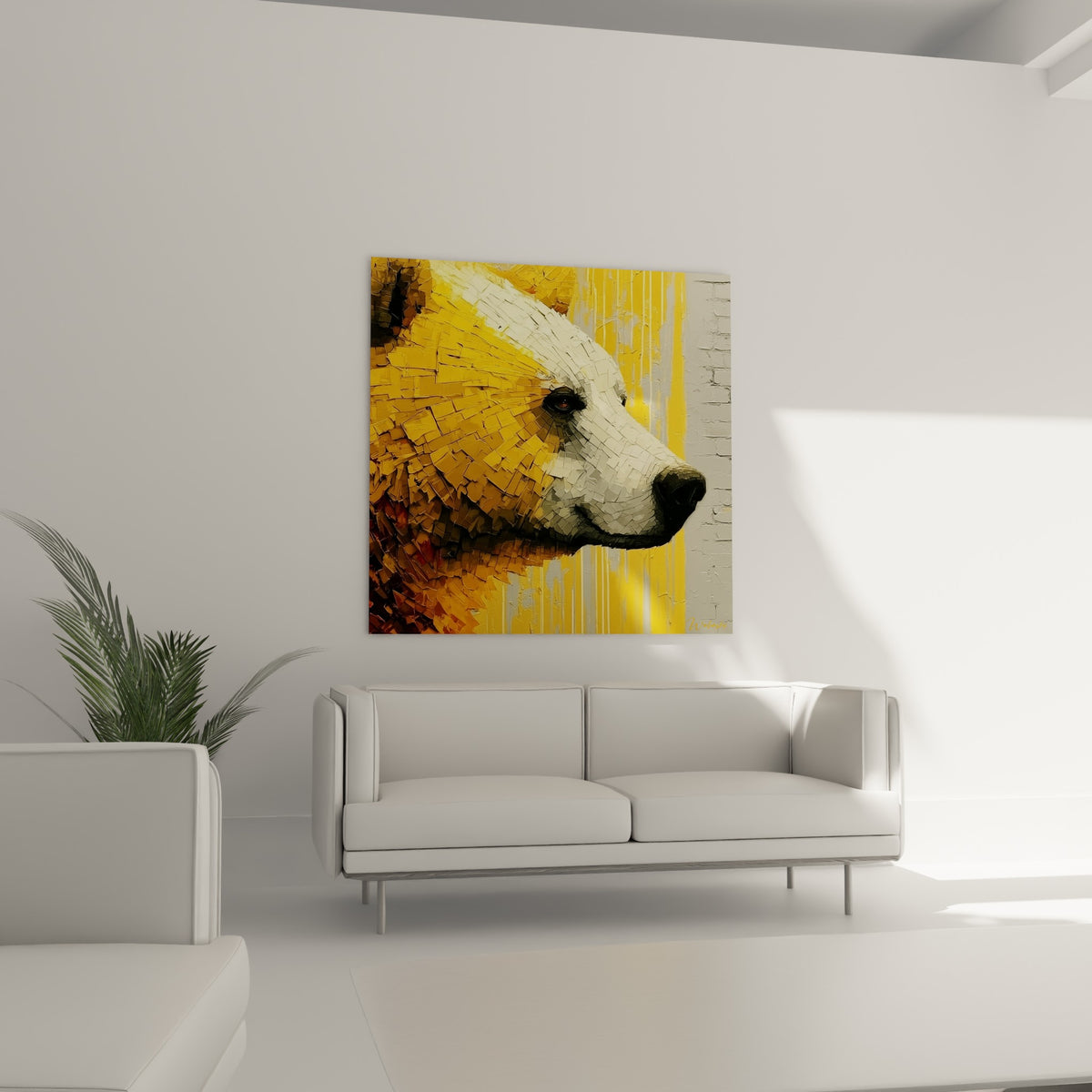 Tête d'ours brun jaune moutarde et blanche disposée au-dessus d'un canapé dans un salon lumineux