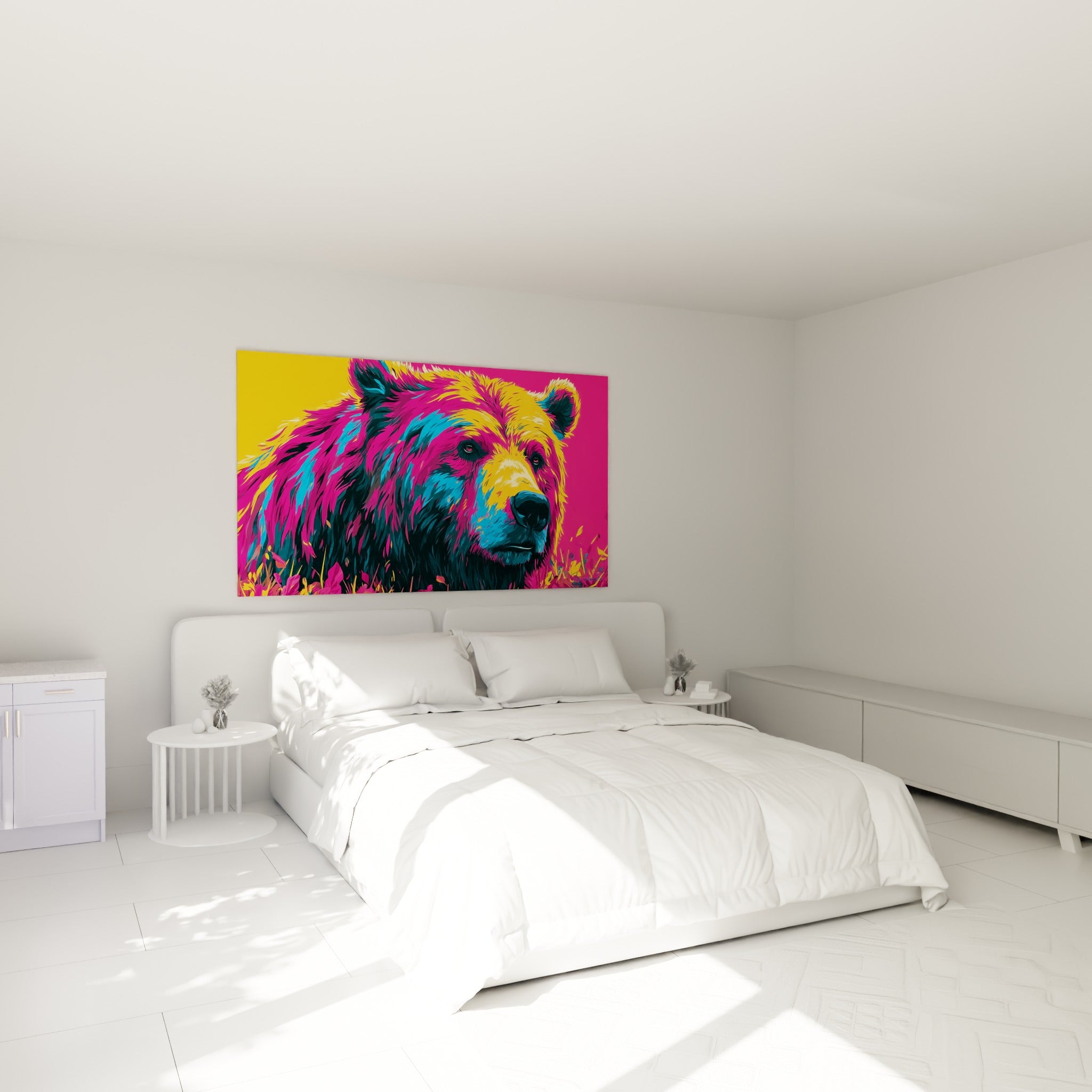 Ours brun coloré aux teintes fuchsia et jaune, regard intense, au-dessus d'un lit dans une chambre claire