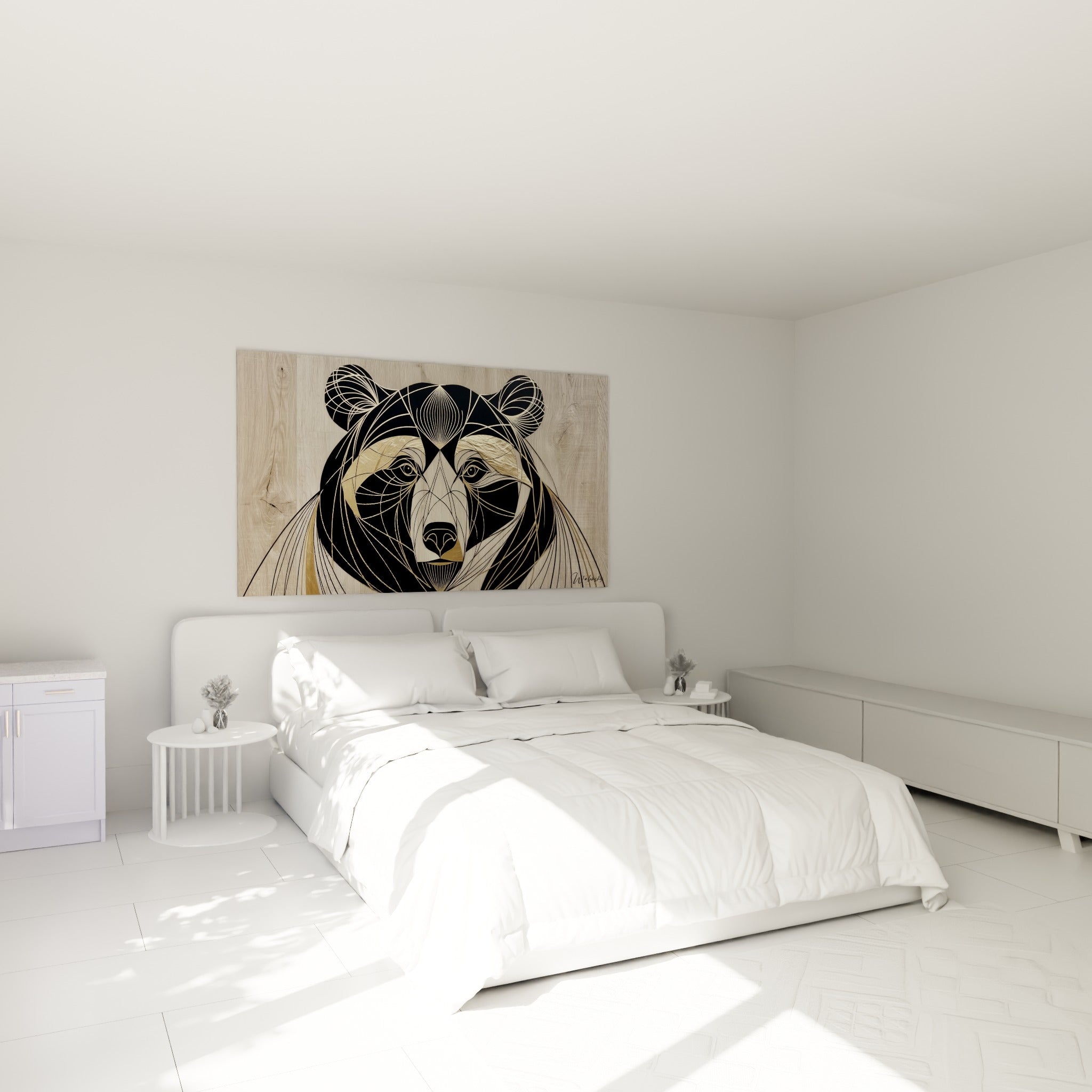 Visage d'ours brun tracé en doré et noir, accroché au-dessus d'un lit dans une chambre claire
