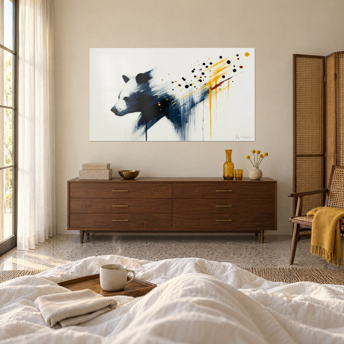 Quadro sagoma d'orso che si dissolve in pigmenti blu navy e zafferano, gocce nere, appeso sopra un letto in una camera luminosa