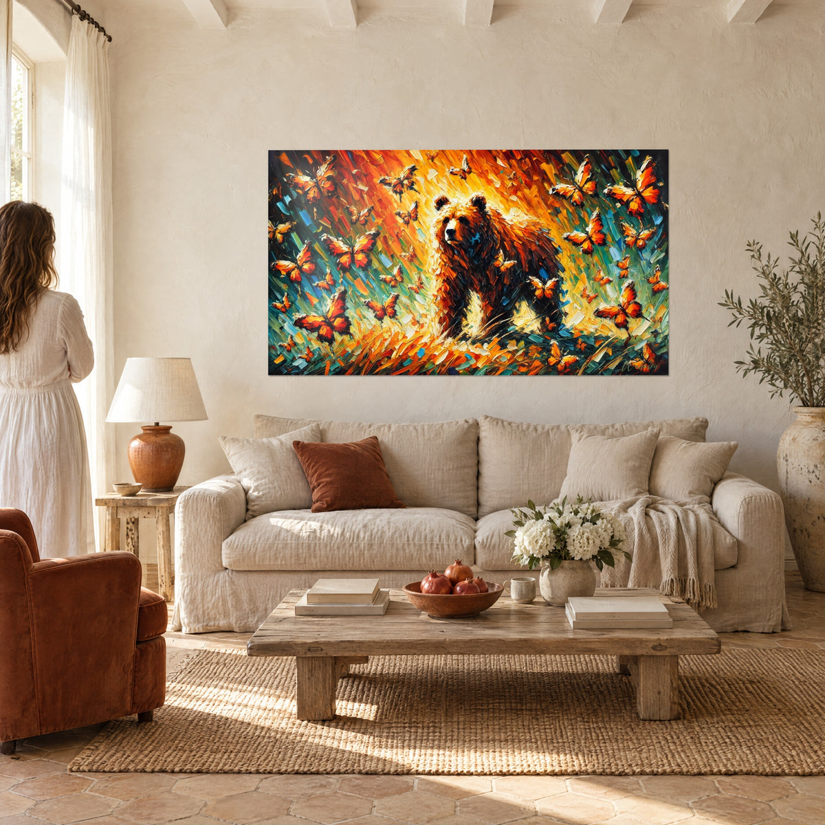 Tableau grizzli massif cerné de papillons orangés, fond ambre et turquoise, au-dessus d'un canapé dans un salon lumineux