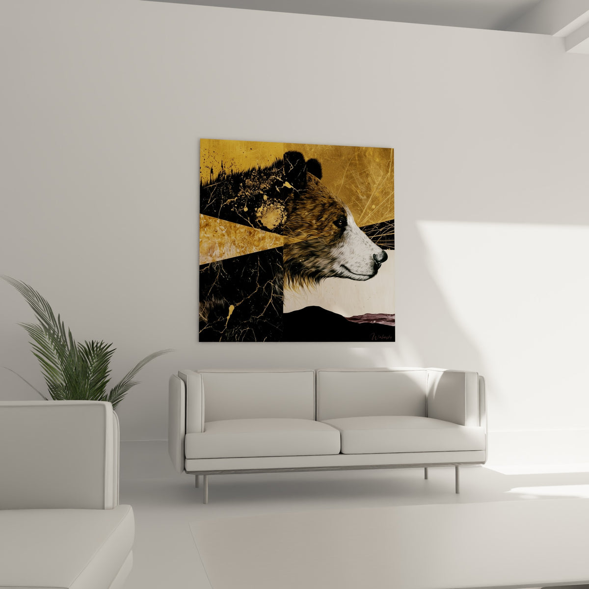 Tête d'ours brun sur fond noir et or texturé, au-dessus d'un canapé dans un salon lumineux