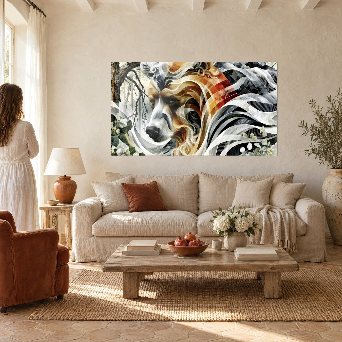 Gemälde Brauner Bär mit bernsteinfarbenem Blick, weiße Bänder und ockerfarbene Strähnen, eine Frau von hinten, über einem Sofa in einem hellen Wohnzimmer