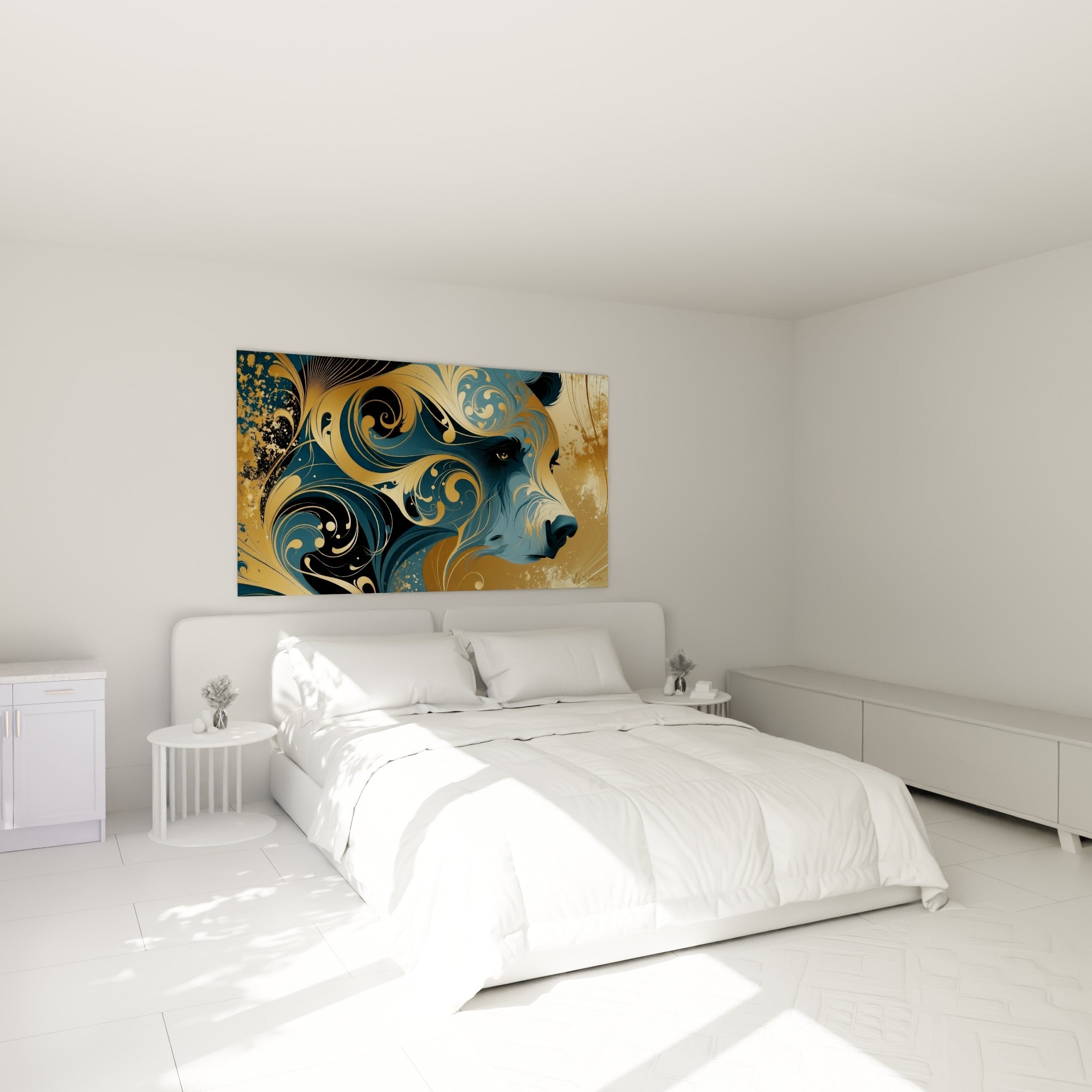 Motifs dorés et bleu marine composant un ours brun majestueux, accroché au-dessus d'un lit dans une chambre claire