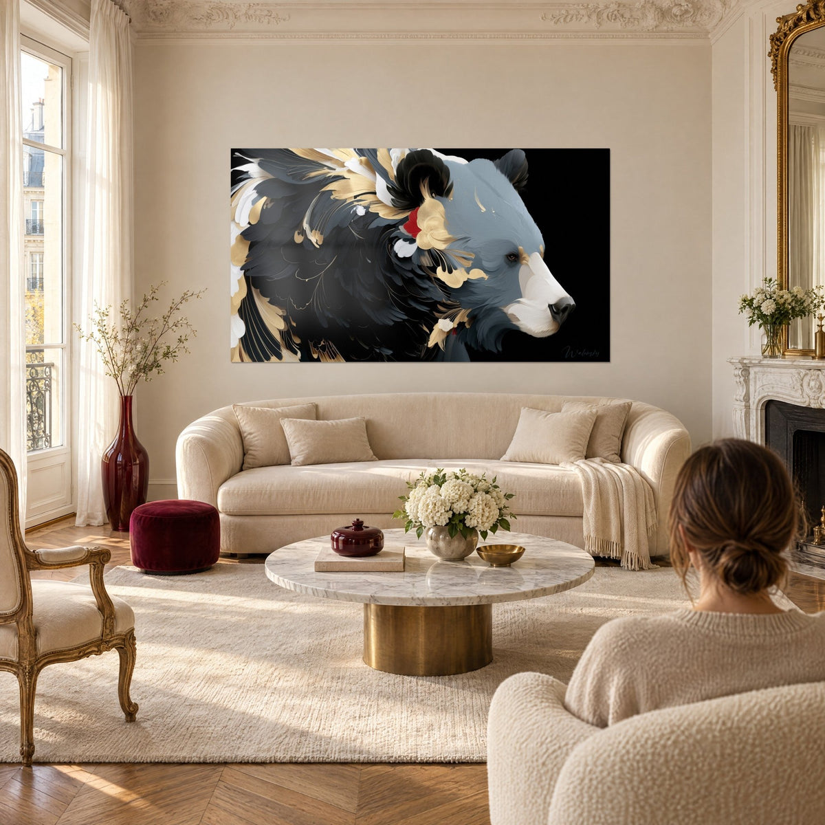Gemälde Bär im Profil mit anthrazitfarbenem Fell, verziert mit goldenen Federn und einem roten Punkt, über einem Sofa in einem hellen Wohnzimmer