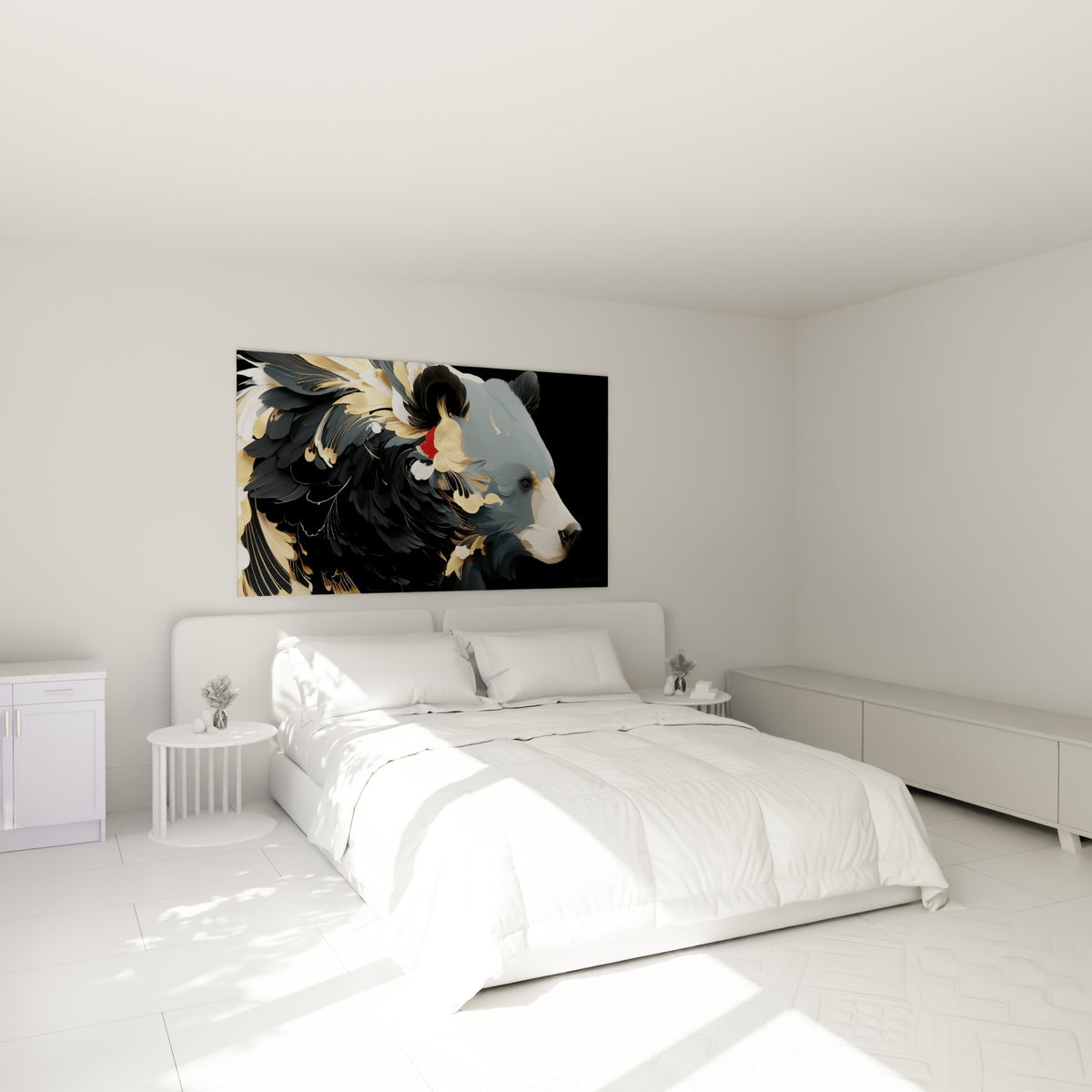 Ours brun paré de plumes dorées et anthracite, accroché au-dessus d'un lit dans une chambre claire