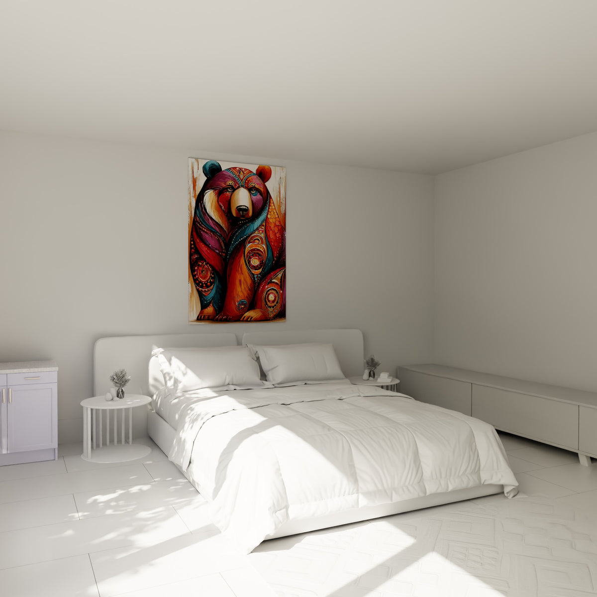Ours brun coloré aux motifs mandalas orange et bleu pétrole, au-dessus d'un lit dans une chambre claire