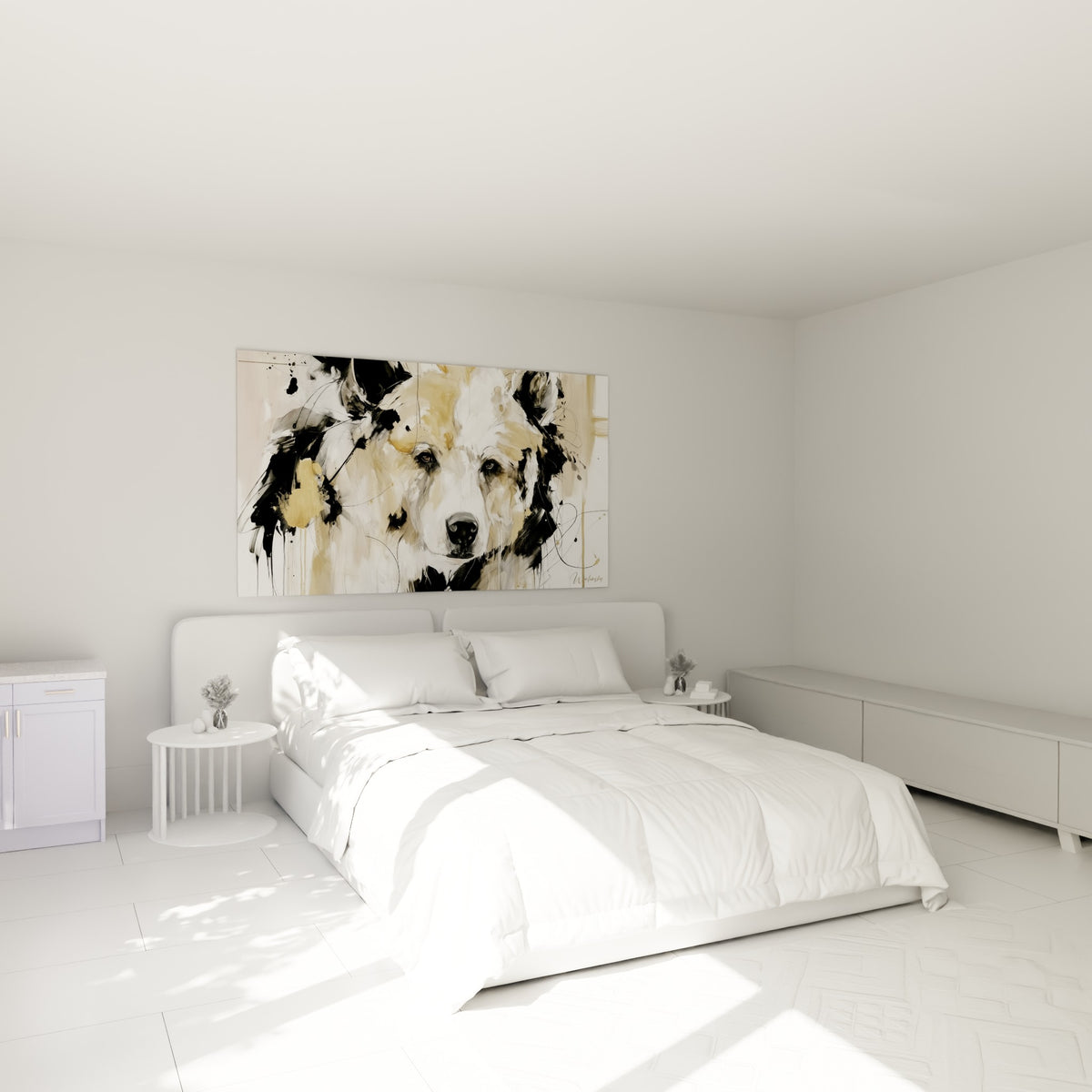 Museau noir et yeux perçants de l'ours brun, tons beige et or, au-dessus d'un lit dans une chambre claire