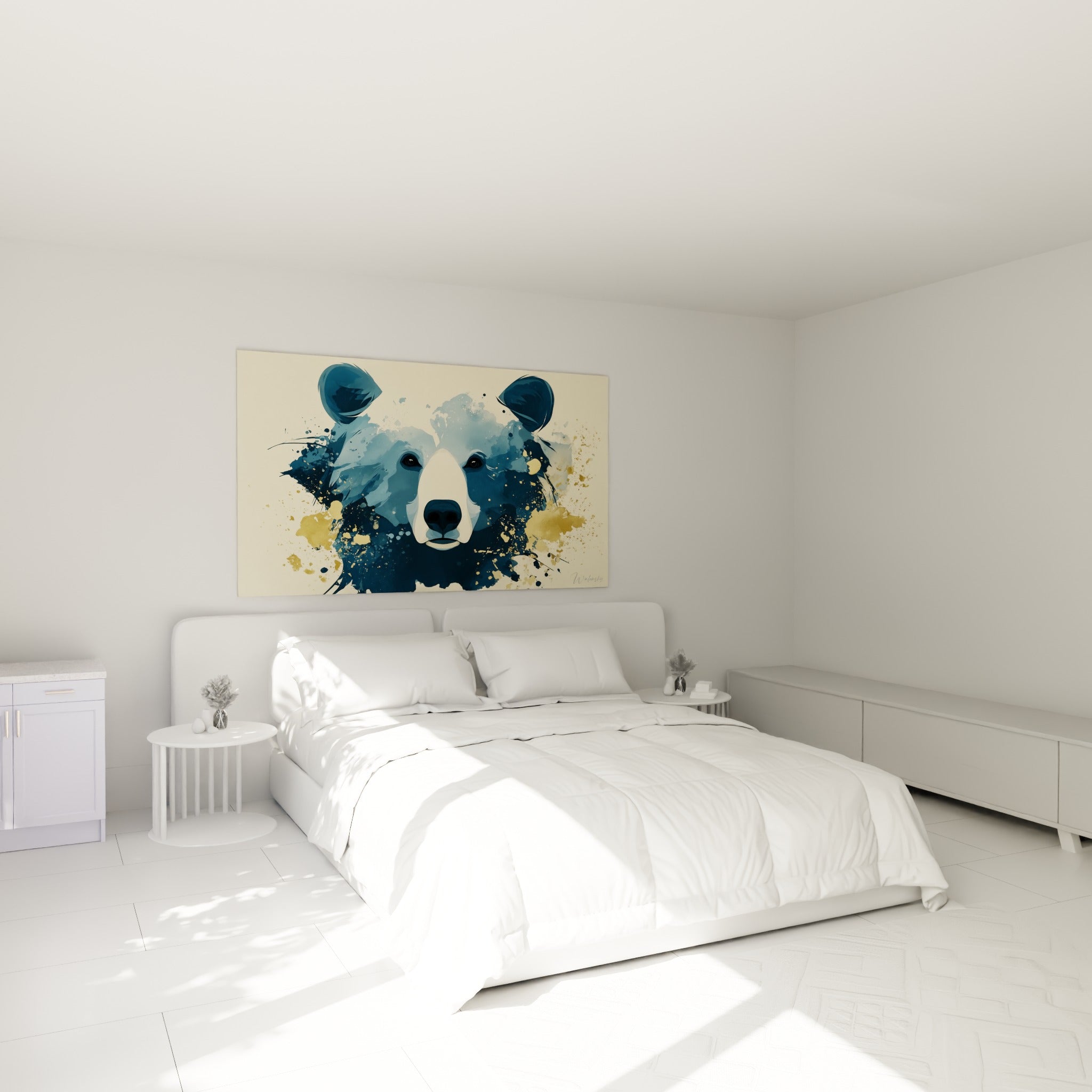 Visage d'ours brun anthracite et doré accroché au-dessus d'un lit dans une chambre claire