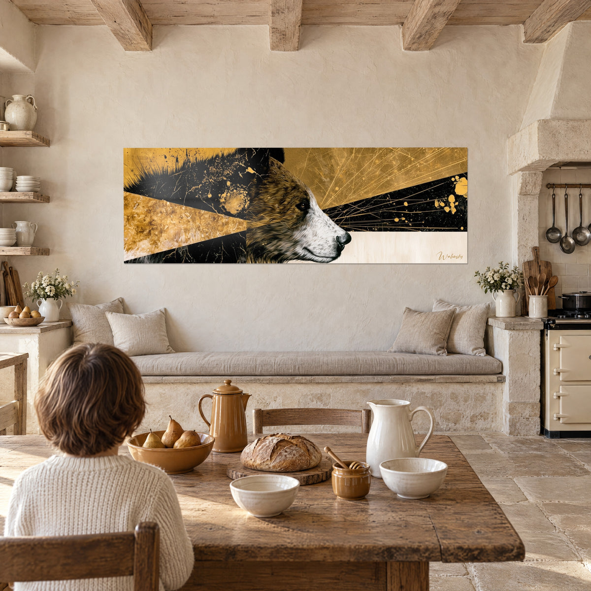 Tableau portrait animal d'un ours doré et noir aux éclaboussures cuivrées, enfant de dos attablé devant du pain, cuisine rustique