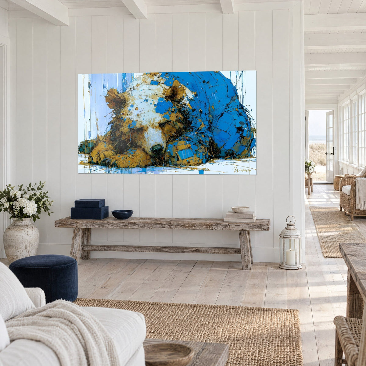 Quadro grizzly assopito con tocchi di pigmento blu reale e oro, muso bianco appoggiato sulle zampe, appeso sopra una panca rustica in legno