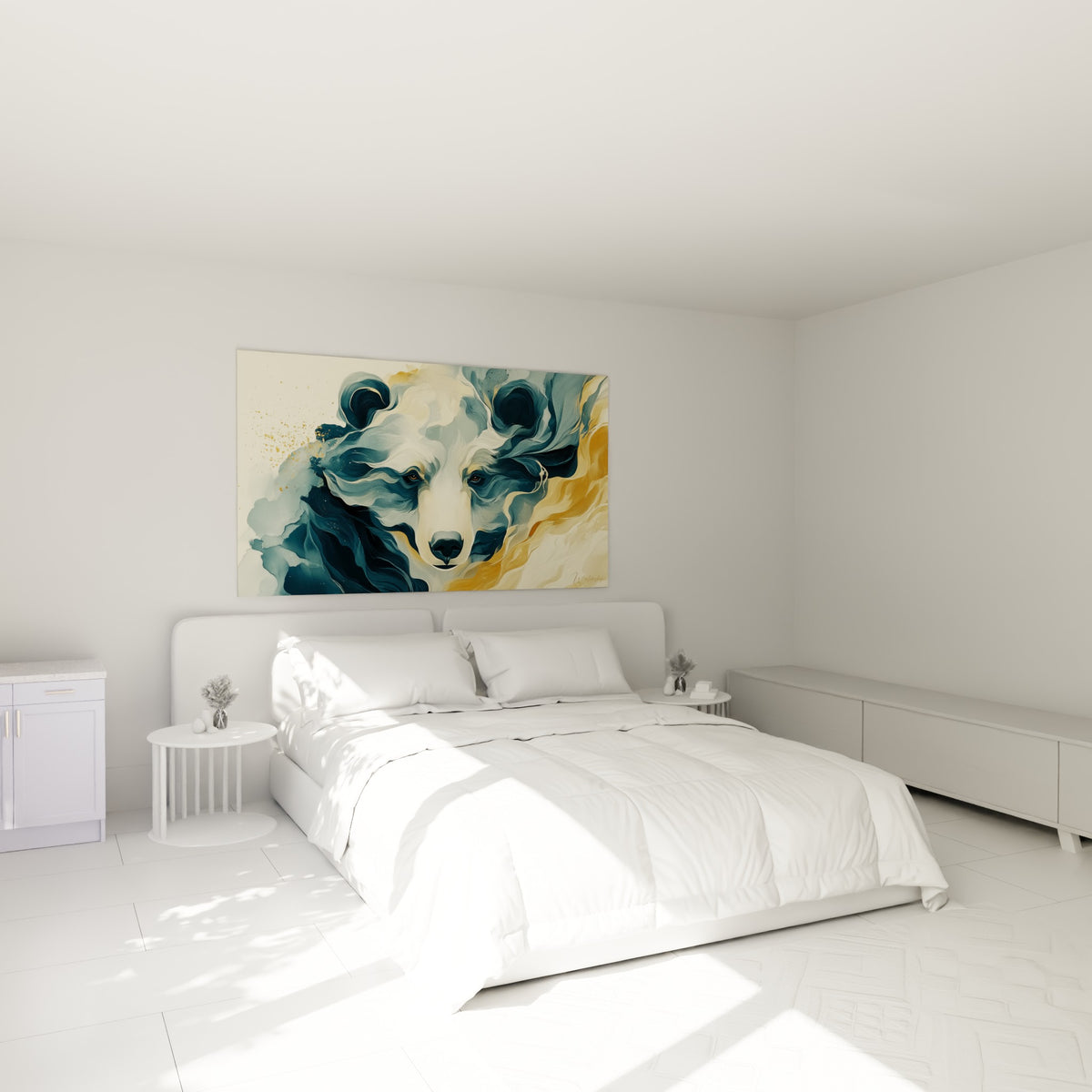 Museau blanc d'ours brun contrastant avec un pelage bleu marine et doré, au-dessus d'un lit dans une chambre claire