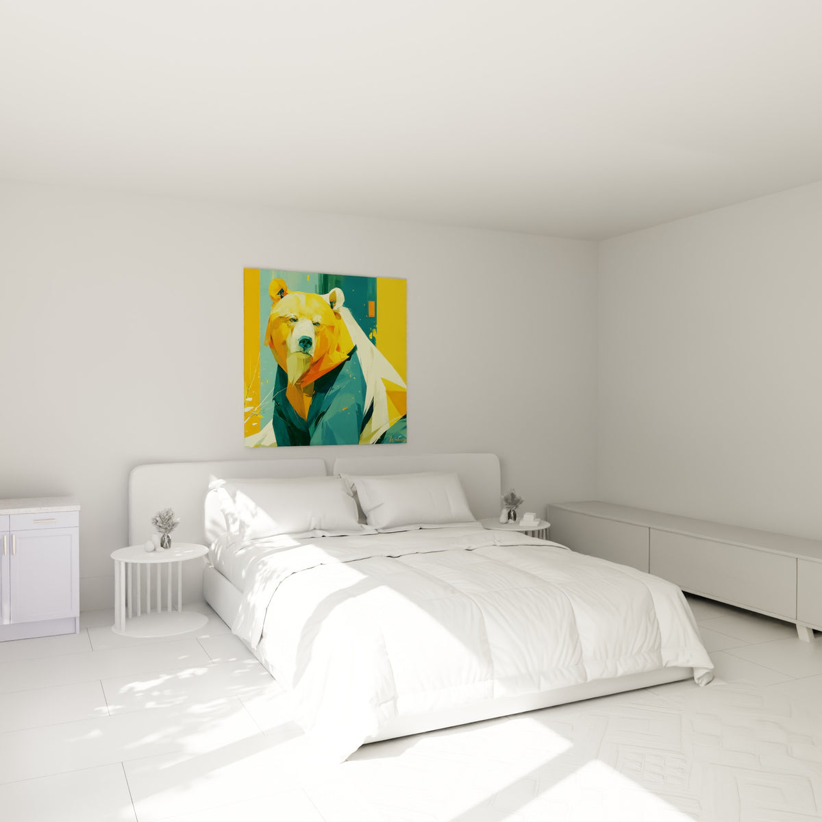 Museau bleu-gris de l'ours brun ocre et orangé accroché au-dessus d'un lit dans une chambre claire.