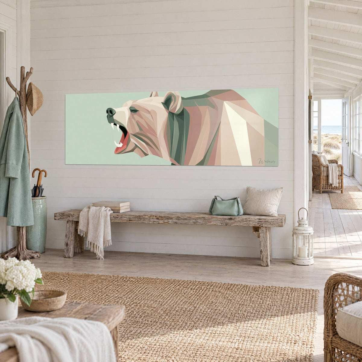 Quadro di un grizzly dalle sfaccettature beige rosato e verde salvia, zanna bianca visibile, vista obliqua su una parete di listelli bianchi accanto a una panca