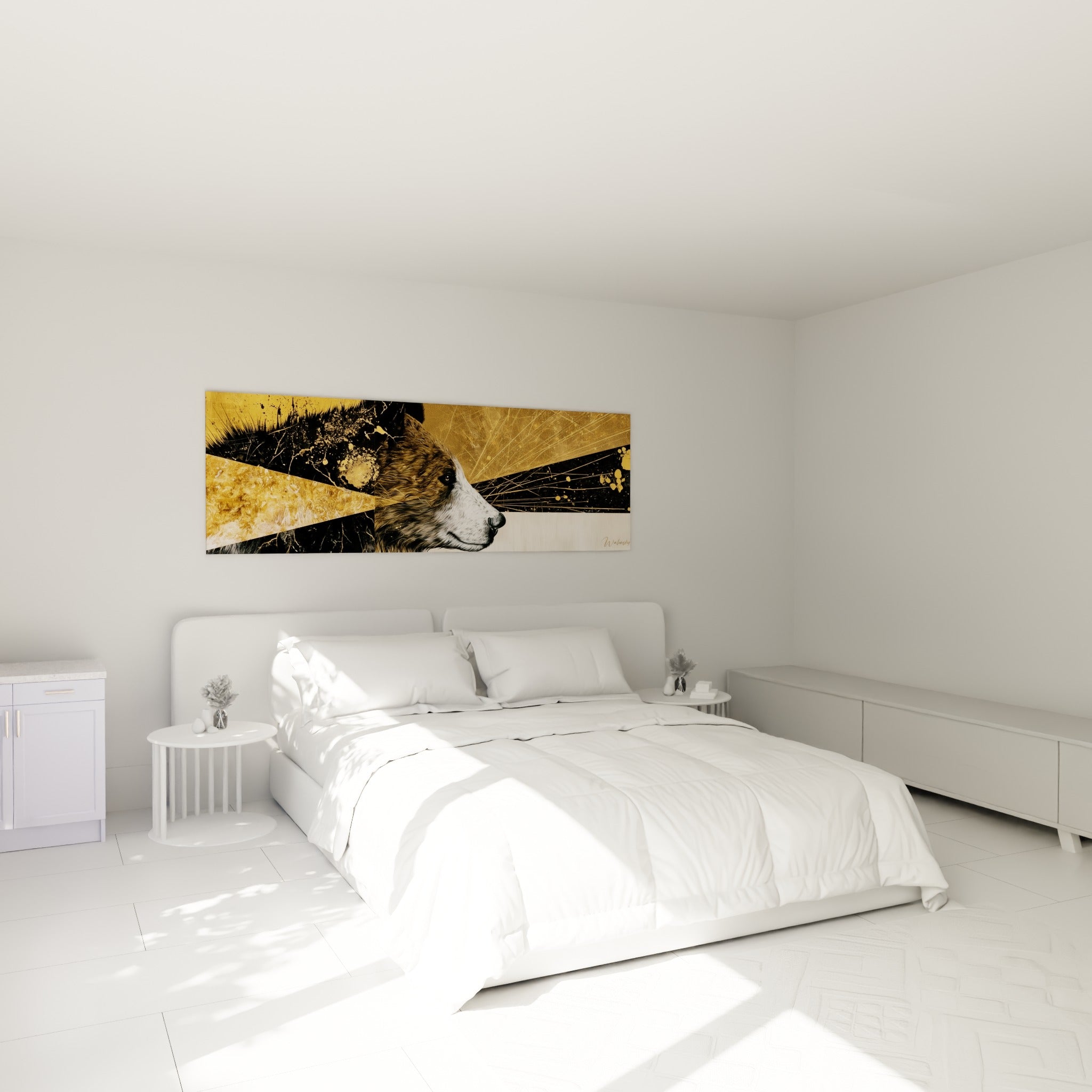 Museau d'ours brun détaillé sur fond doré, accroché au-dessus d'un lit dans une chambre claire